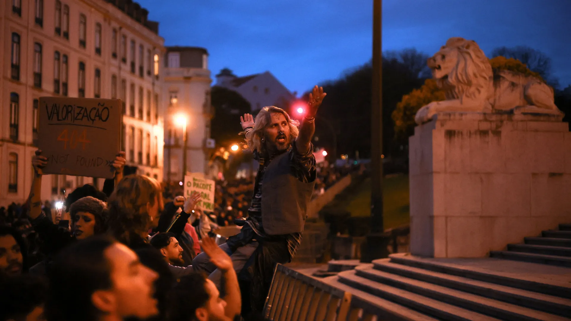 
                    Seis detidos e dois identificados na manifestação contra pacote laboral
                
