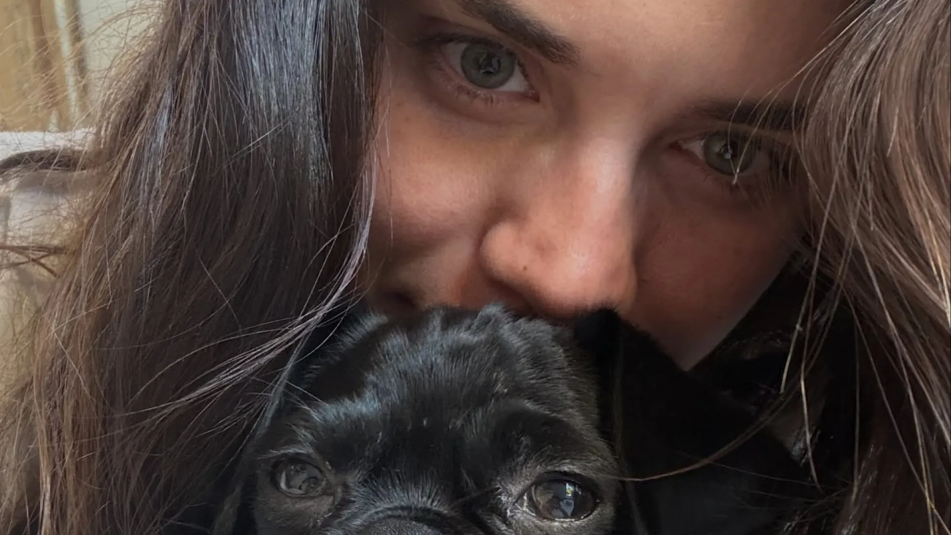 
                    Fotos. Sara Sampaio adota novo cão após desaparecimento de Mongo
                