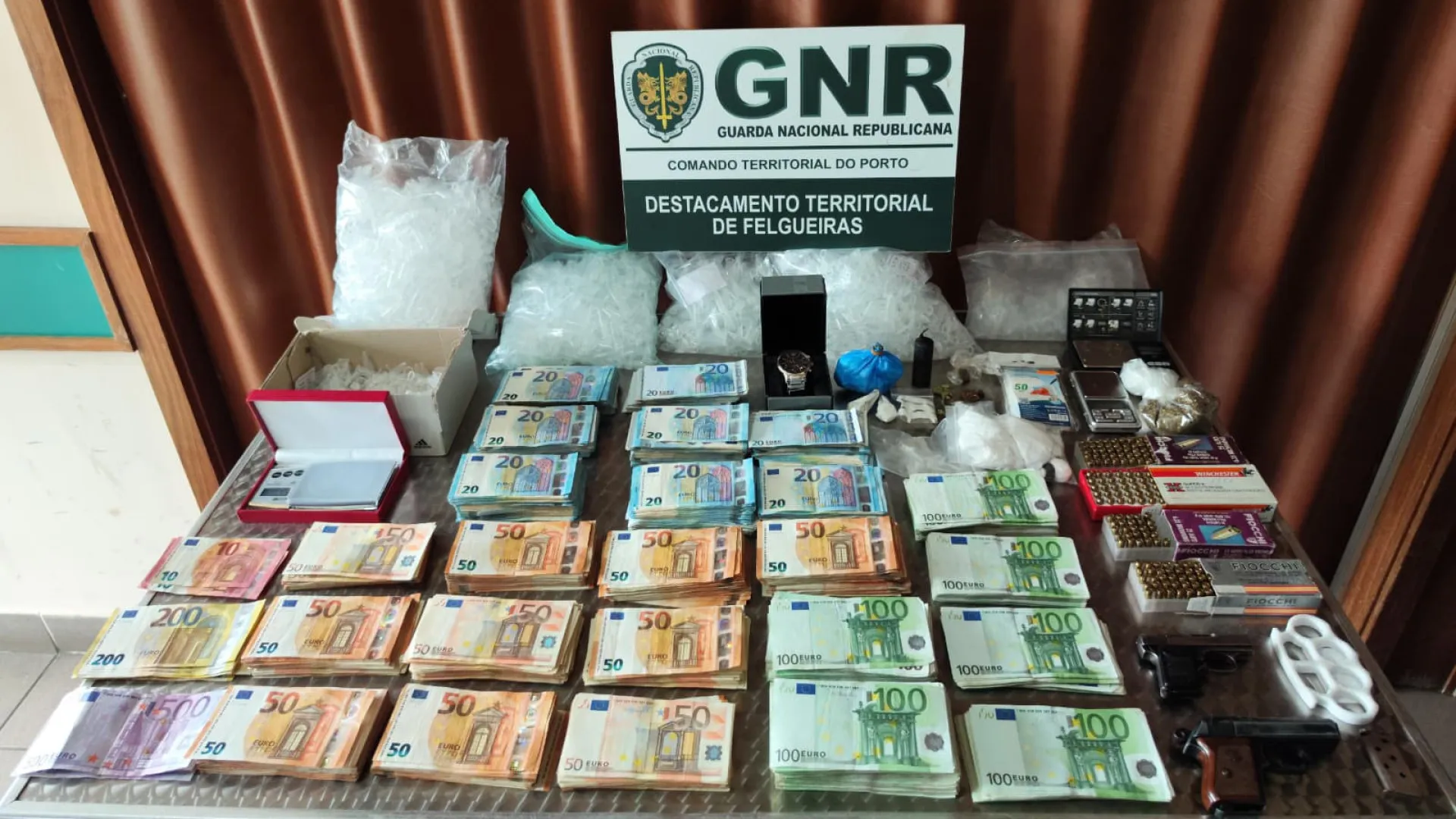 
                    Felgueiras. Traficantes de droga detidos tinham mais de 127.000€ em notas
                