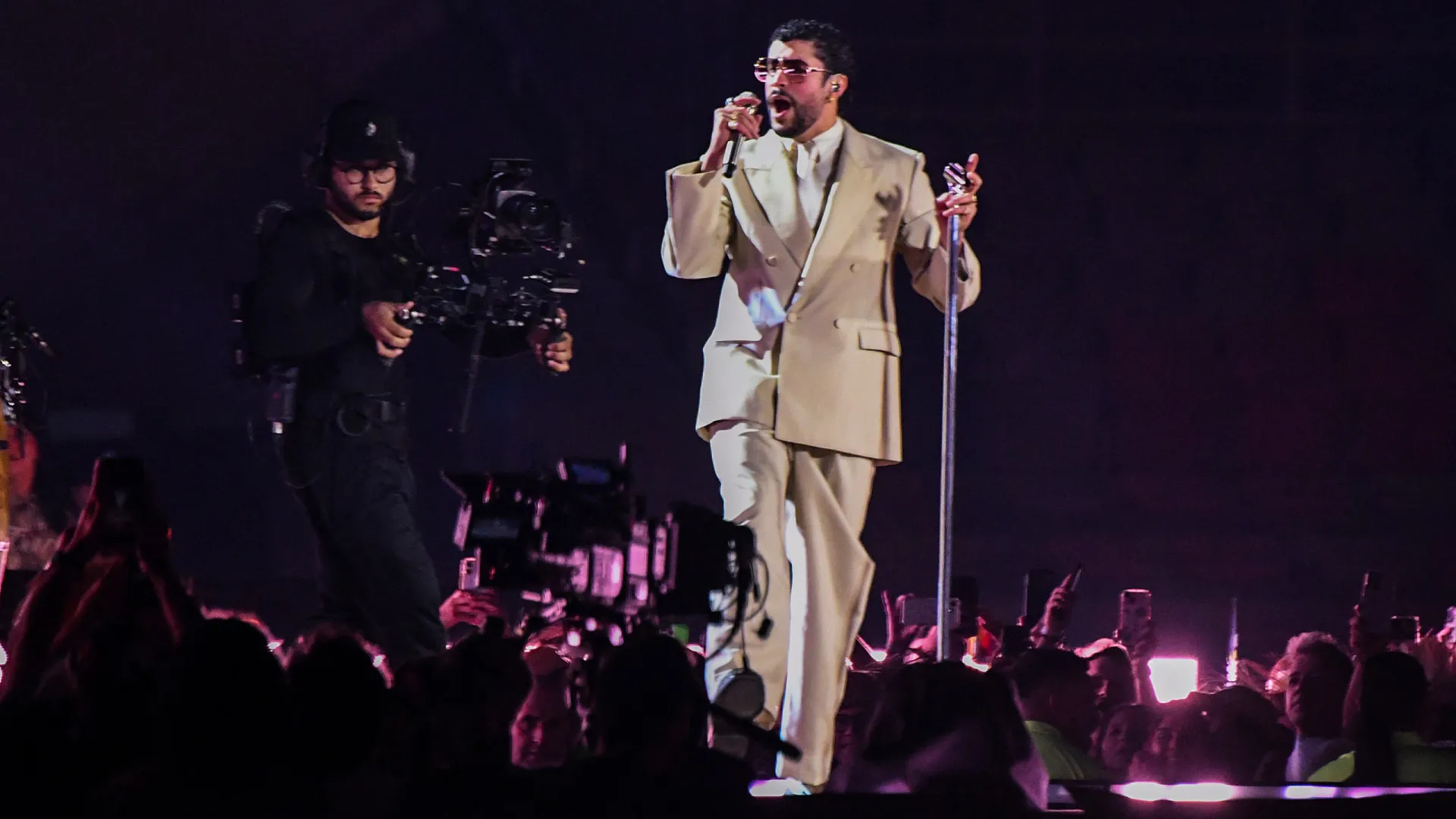 
                    Bad Bunny cai durante atuação na Cidade do México. Fãs apoiaram o cantor
                