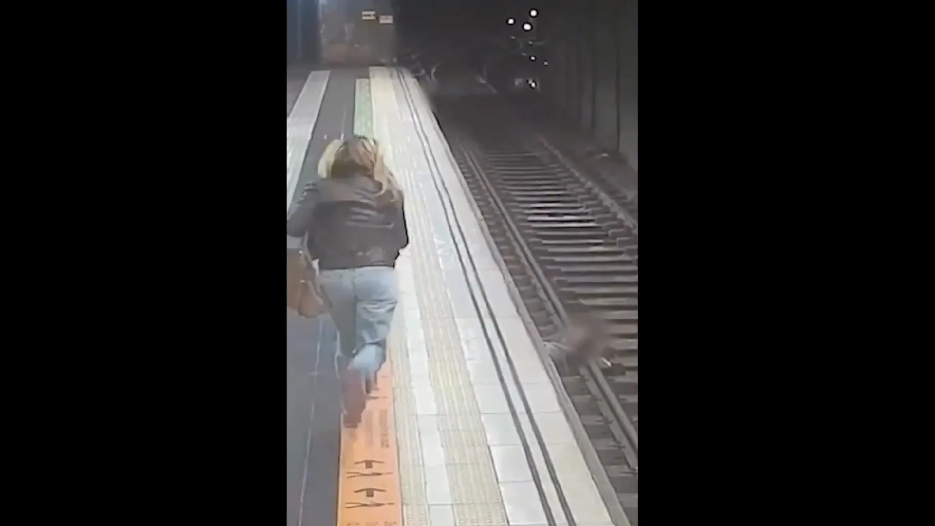 
                    Homem desorientado caiu na linha do Metro de Barcelona. Polícia salvou-o
                