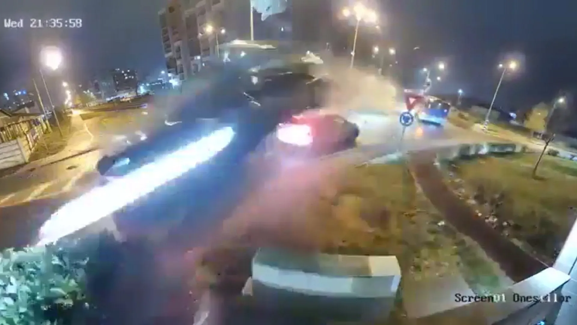 
                    Carro 'voou' após despiste na Roménia. Condutor sobreviveu (e há vídeo)
                