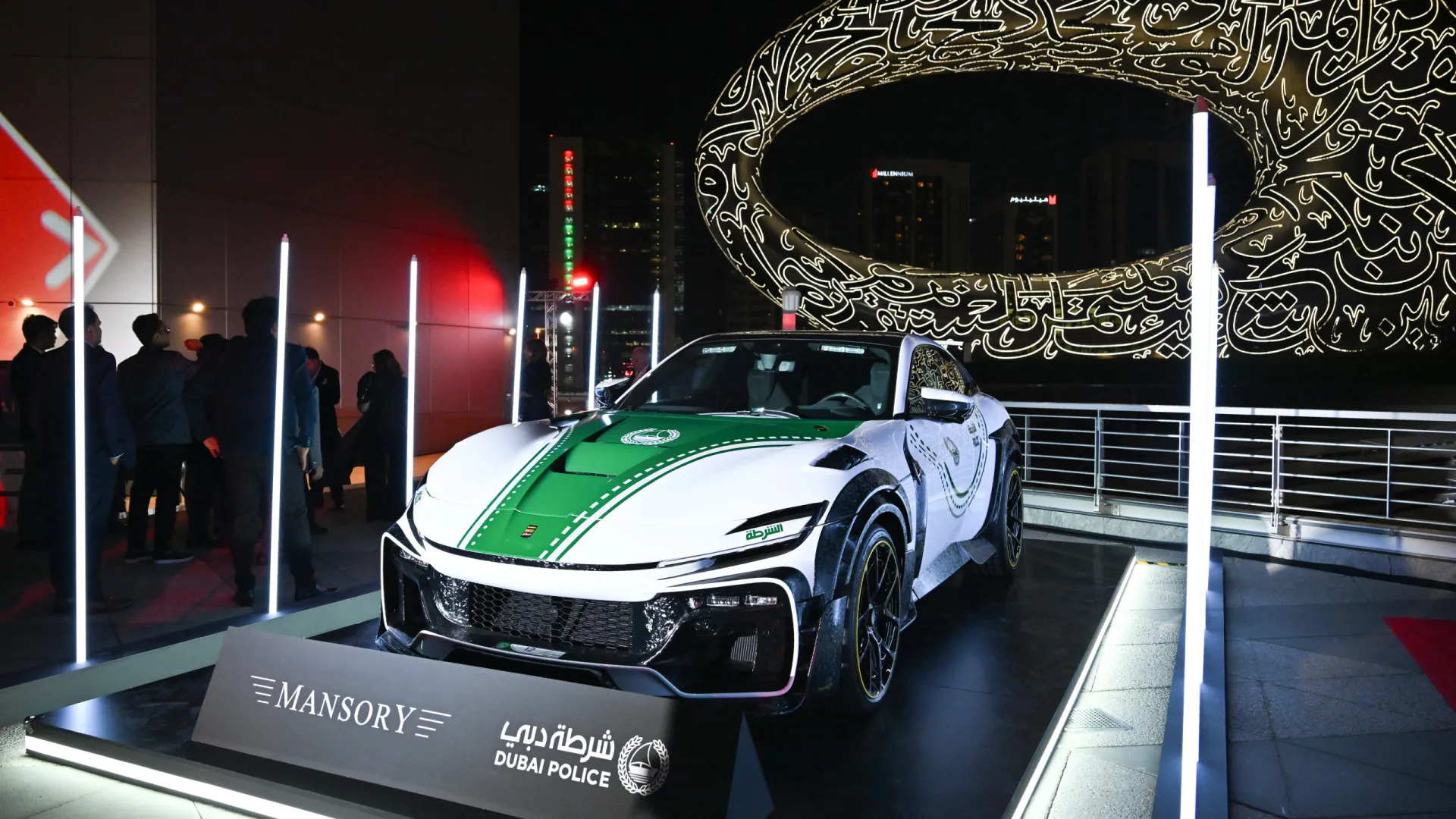 
                    Ferrari Purosangue é o novo membro da frota exótica da polícia do Dubai
                