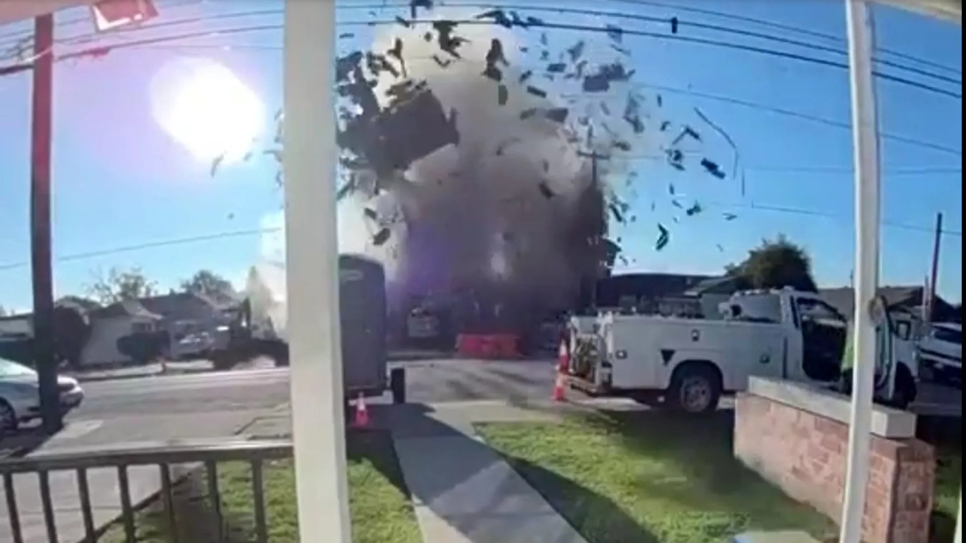 
                    Construtores rompem tubo de gás e explodem casa. Momento ficou filmado
                