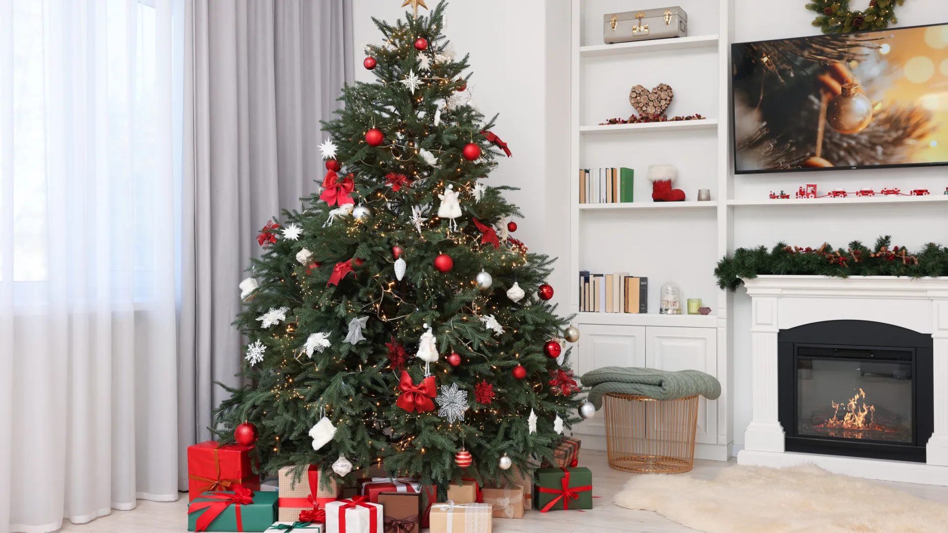 
                    Truques que fazem com que a árvore de Natal artificial pareça verdadeira
                