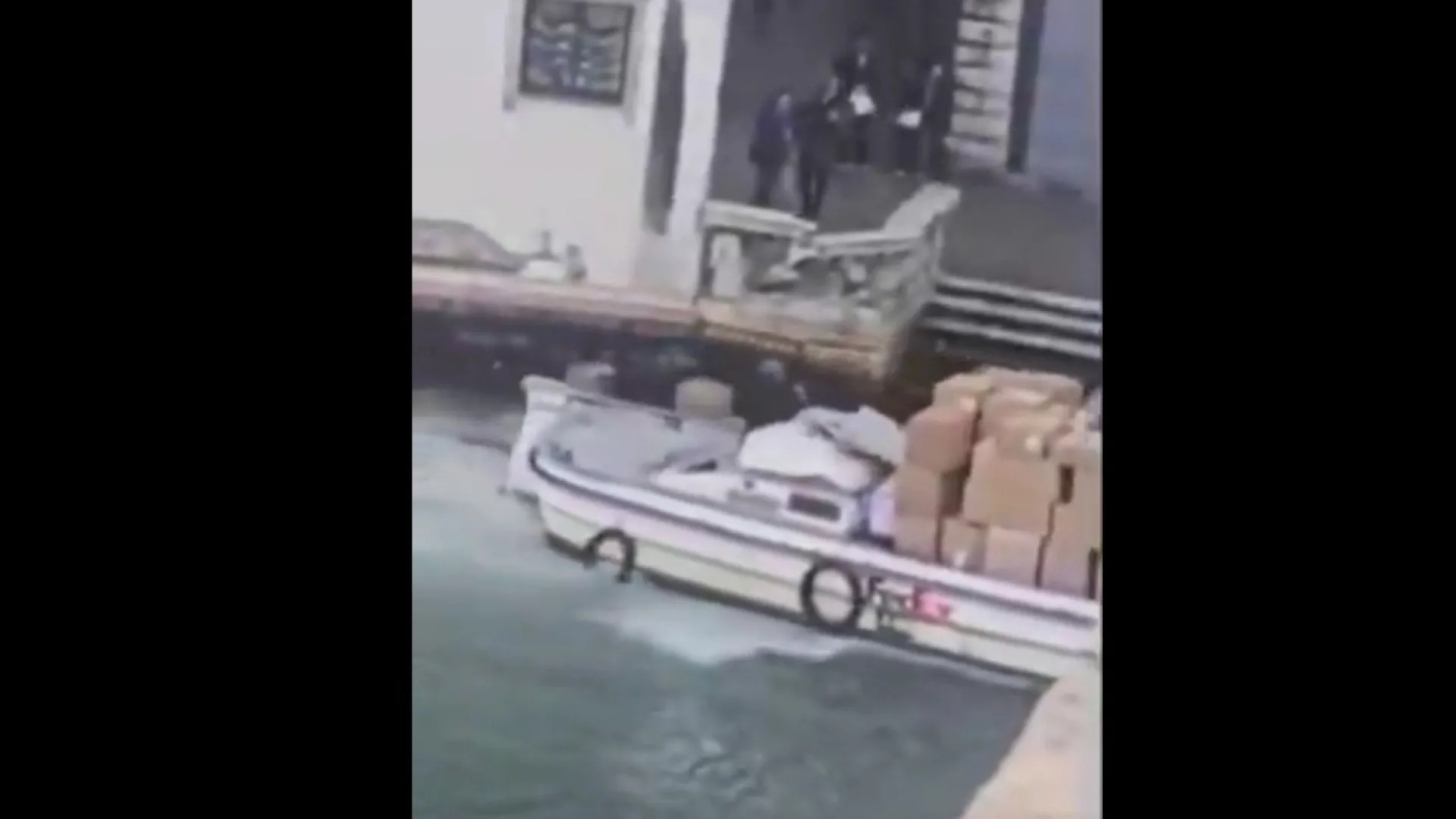 
                    Mulher rouba barco em Veneza e acaba por colidir contra ponte histórica
                