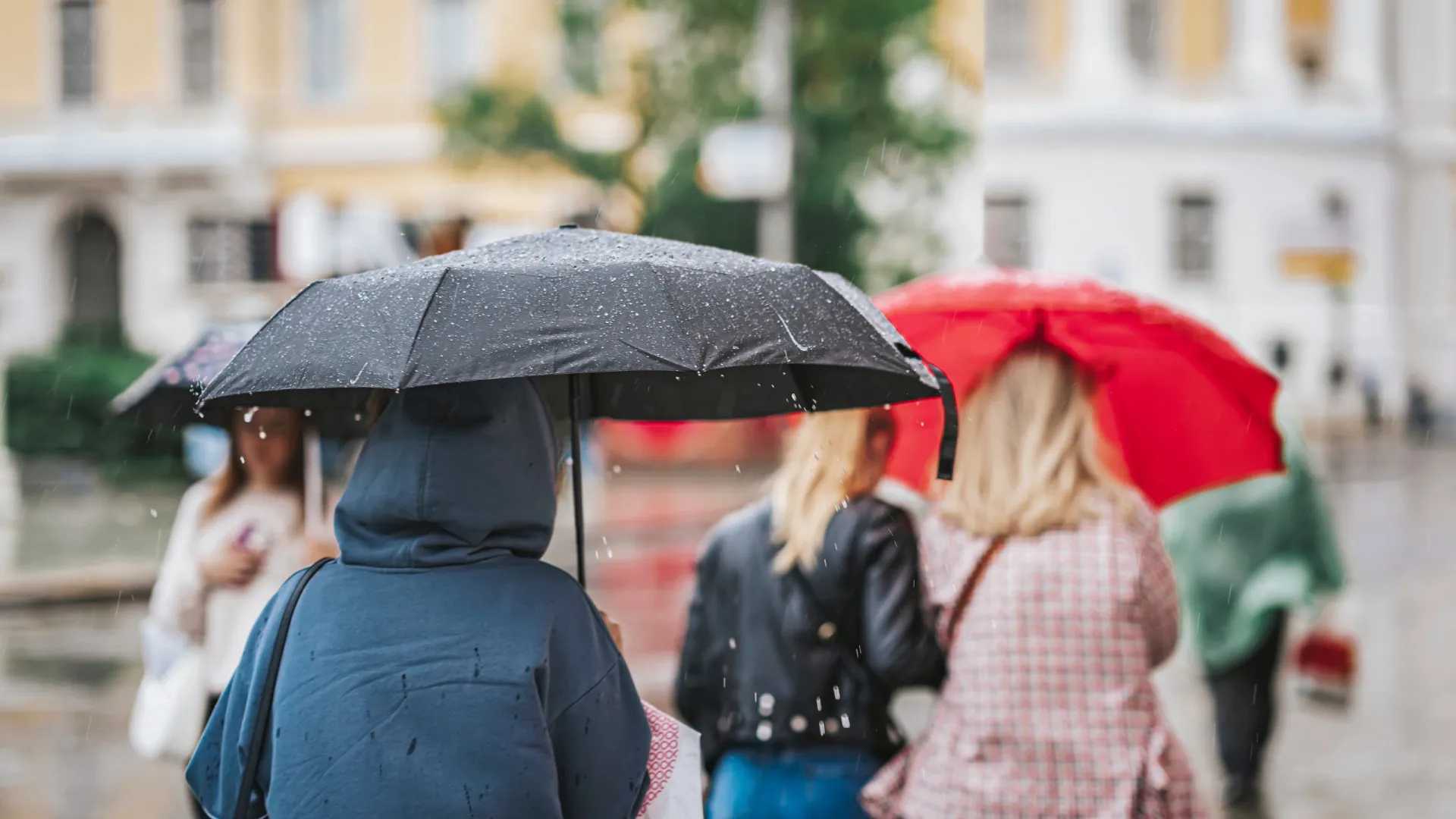 
                    Seis peças de roupa que deve evitar usar em dias de chuva
                