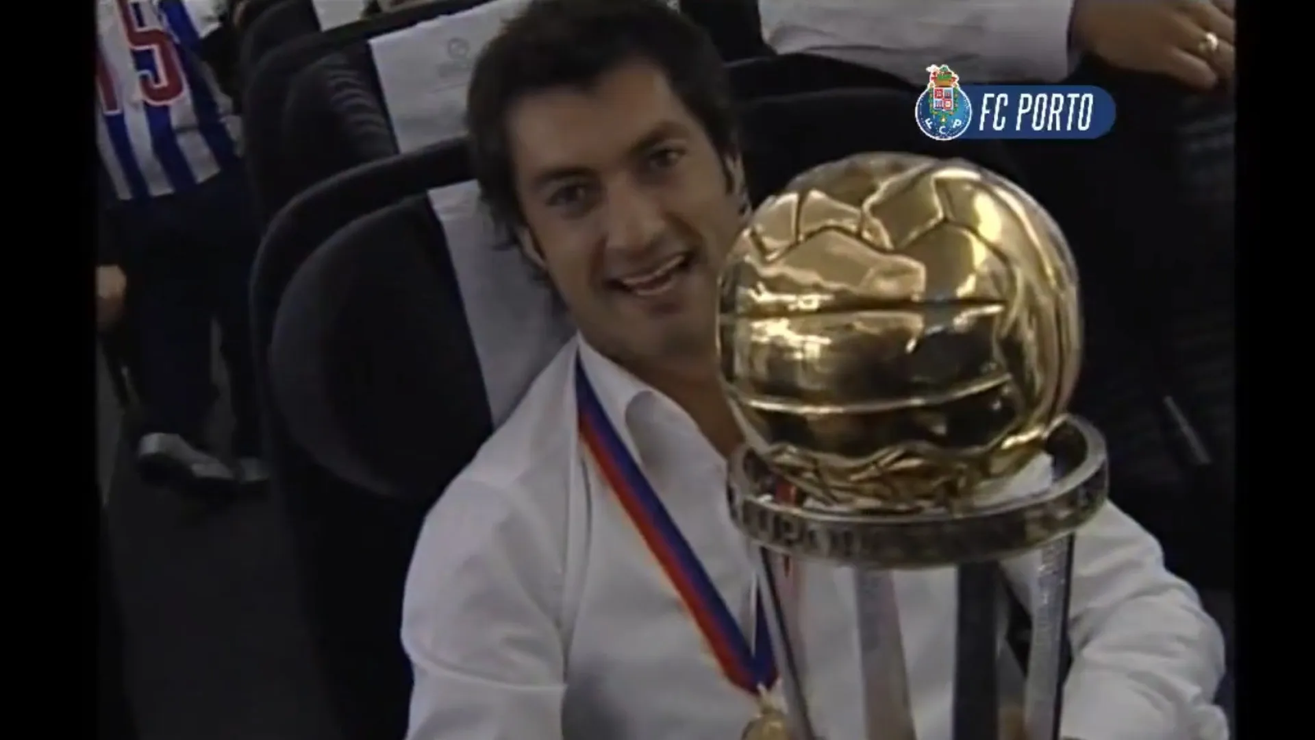 
                    Já lá vão 21 anos. FC Porto recordou a loucura de um dia histórico
                