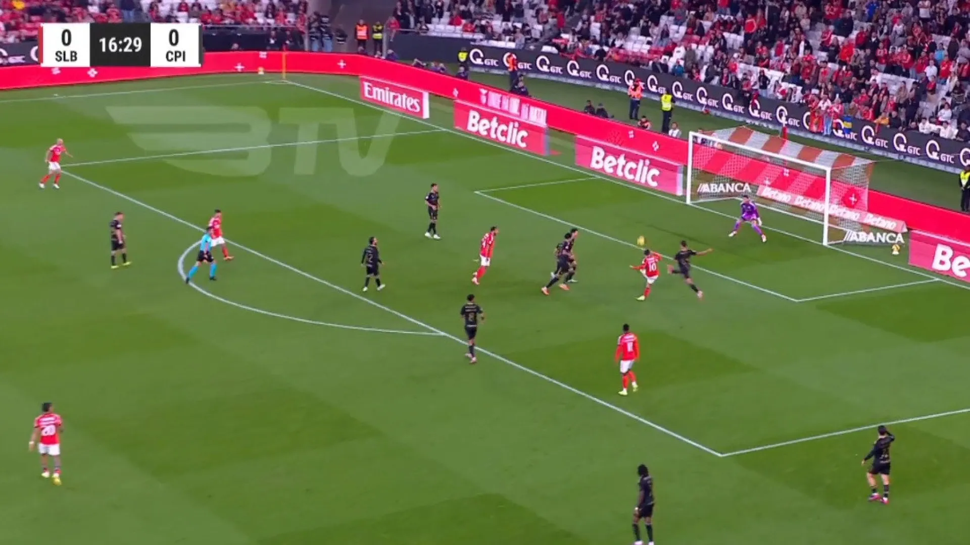 
                    Sudakov bateu Luis Suárez e arrecadou prémio com este golo pelo Benfica
                