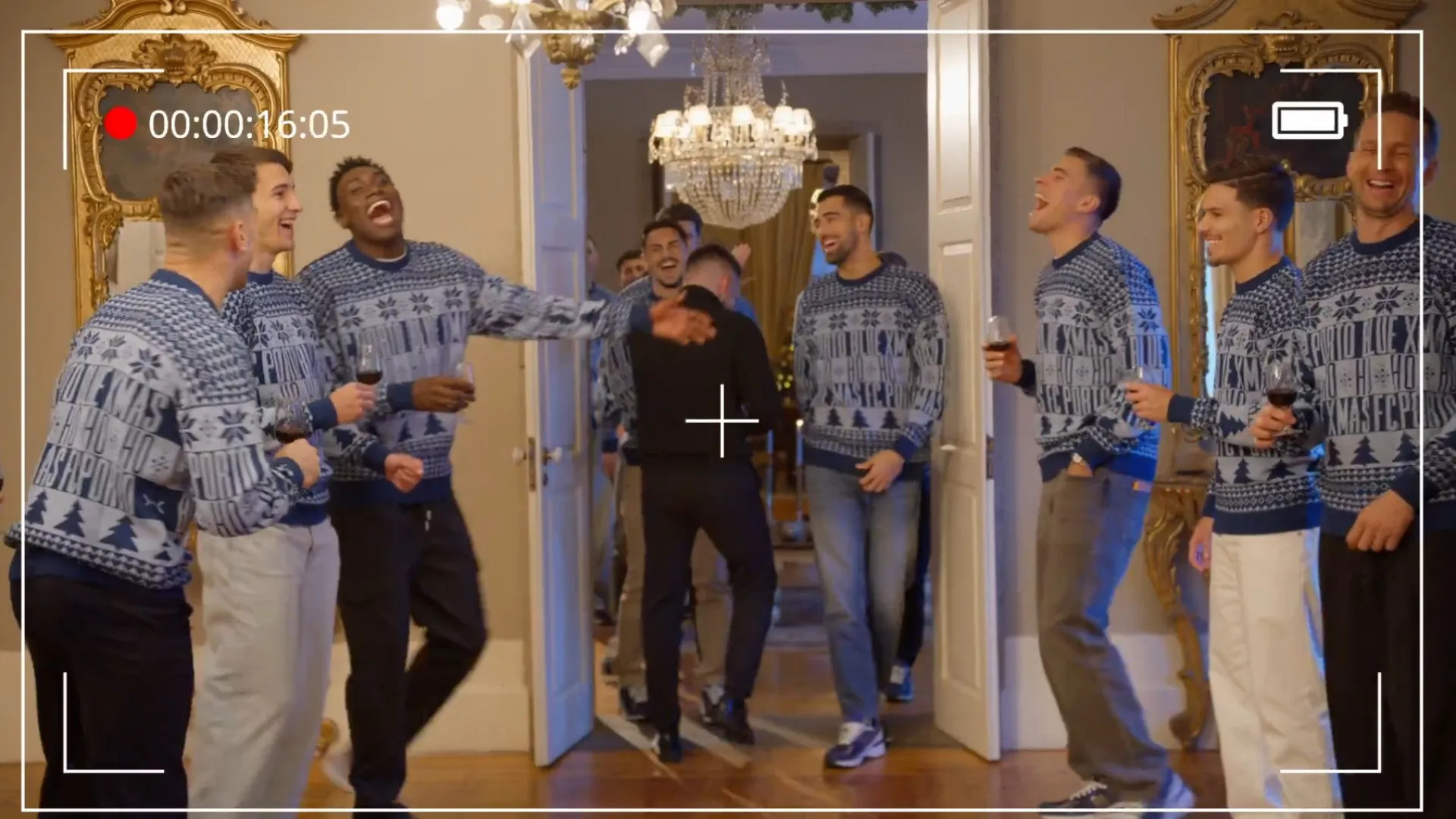 
                    Farioli não resiste. Divulgados os bloopers do vídeo de Natal do FC Porto
                