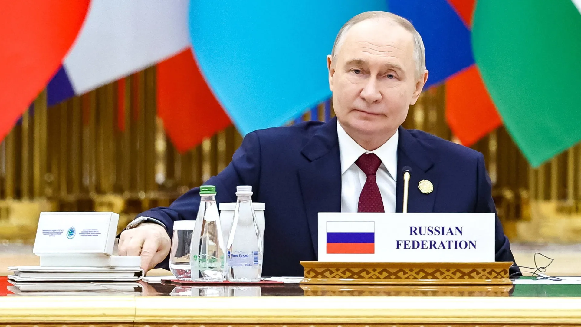 
                    Putin falou durante 30 segundos… até perceber que desligou o microfone 
                