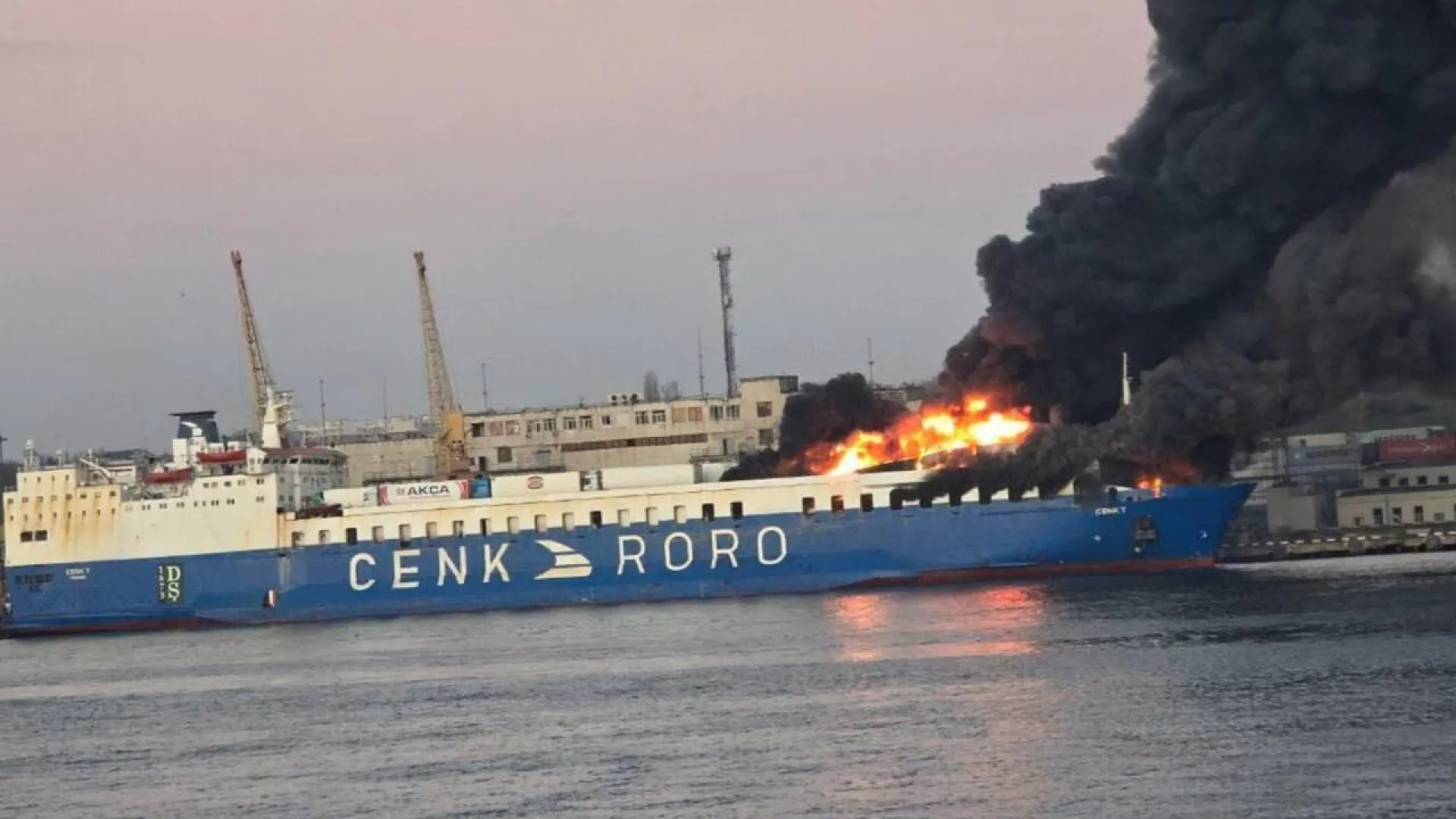 
                    Navio em chamas após ataque russo na região de Odessa. Veja as imagens
                