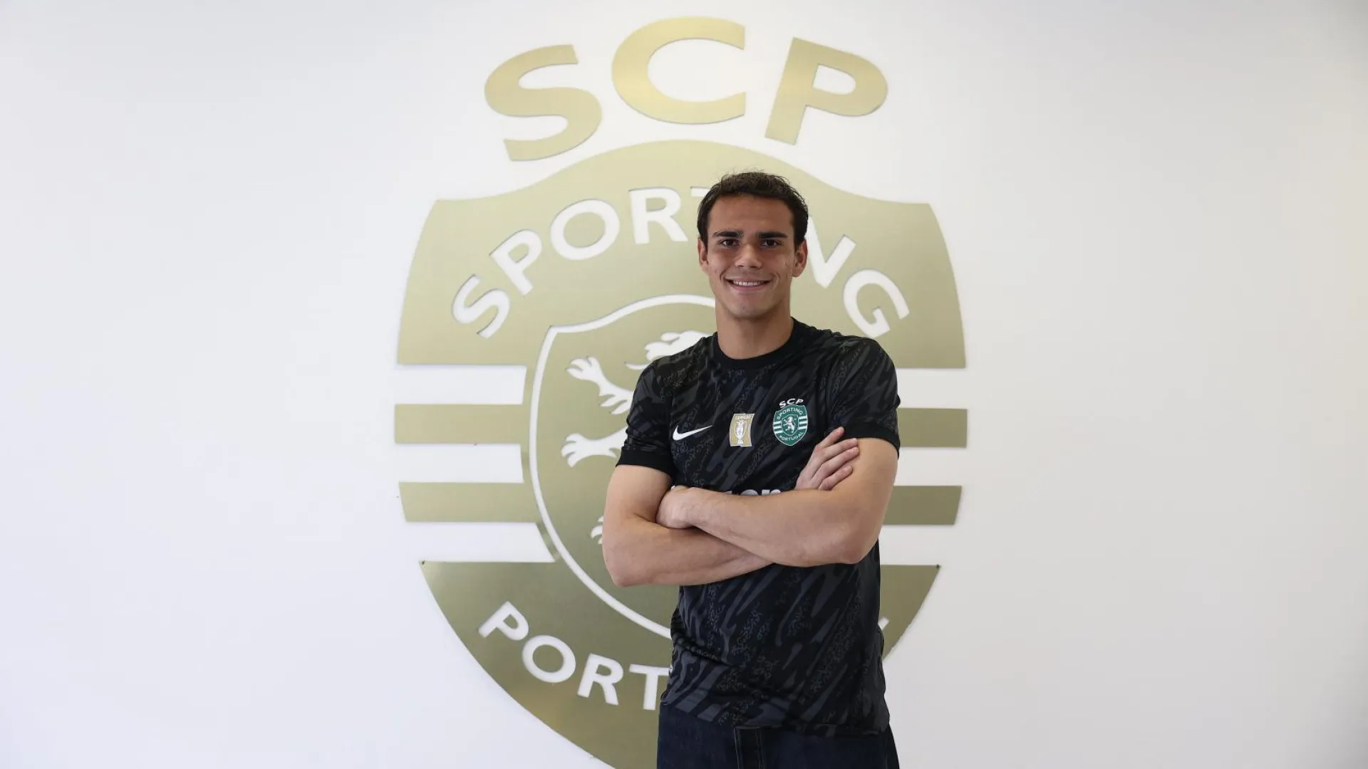 
                    Oficial. Sporting anuncia renovação com promessa da equipa B
                