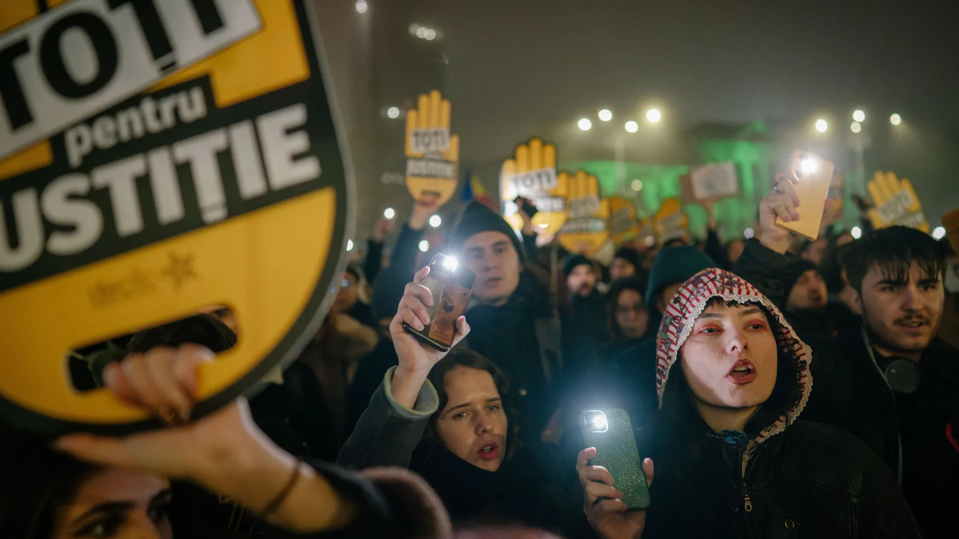 
                    Milhares manifestam-se contra corrupção na justiça na Roménia
                