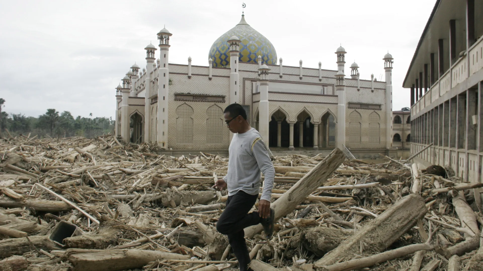 
                    Número de mortes em inundações na Indonésia supera um milhar
                