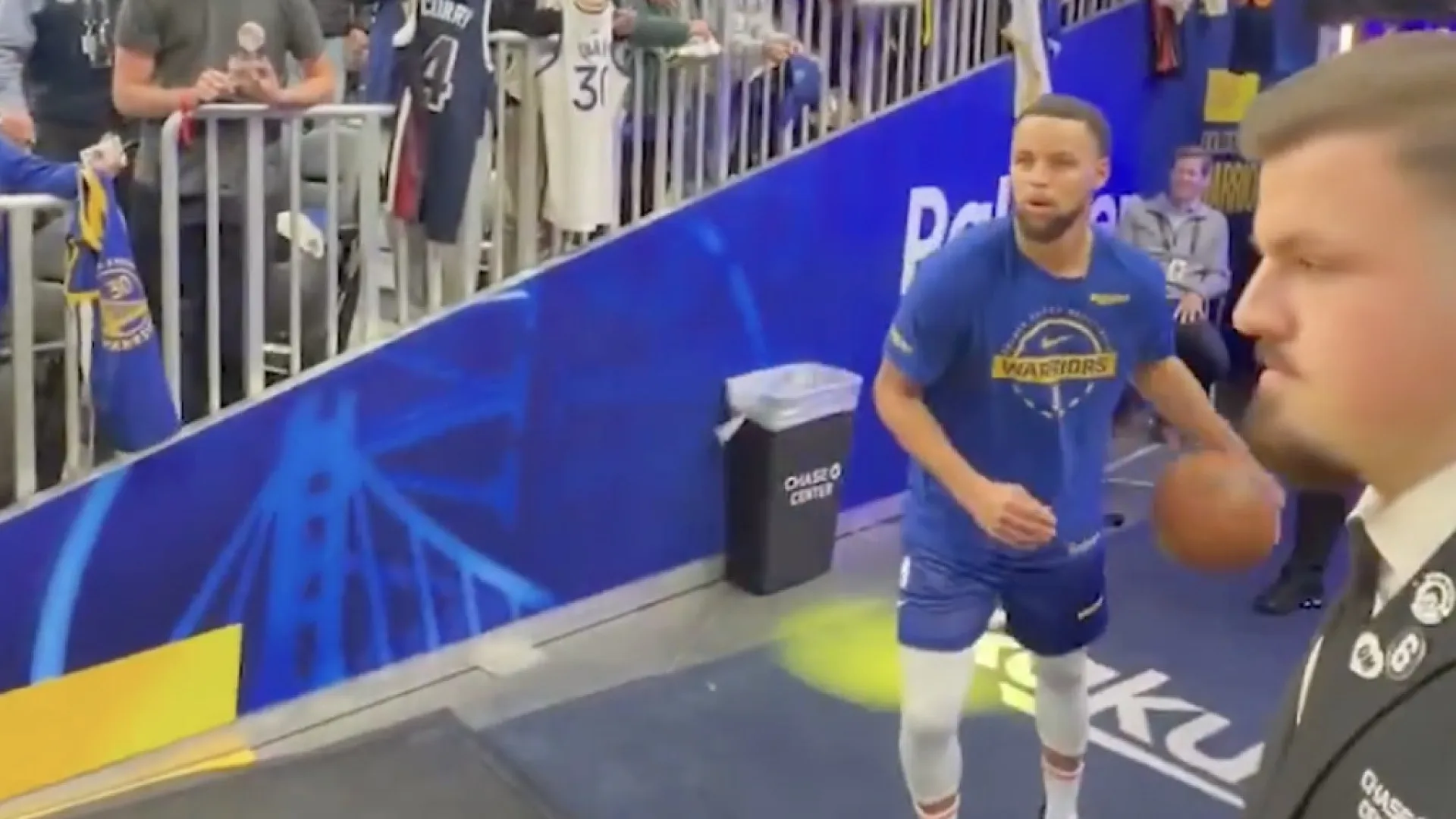 
                    Ver para crer. Steph Curry encesta... de uma ponta à outra da quadra
                