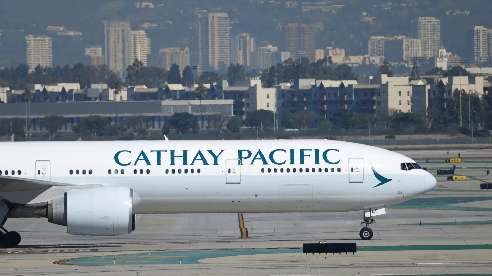 
                    Jovem de 20 anos detido após tentar abrir porta de avião durante voo
                