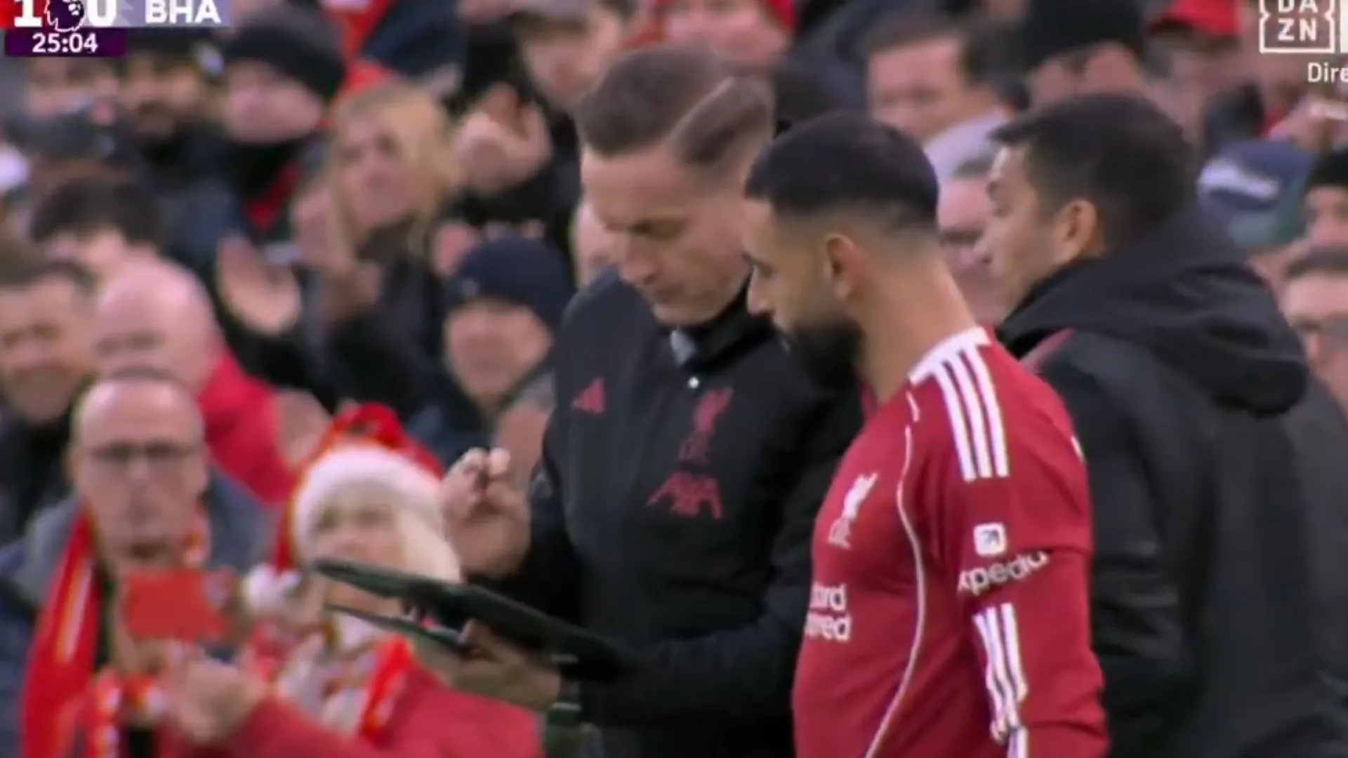 
                    Salah voltou a ser utilizado no Liverpool e esta foi a reação dos adeptos
                