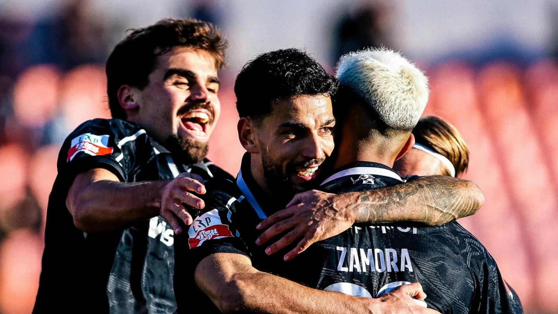 
                    Académico de Viseu 'atropela' Farense e pressiona nos lugares de subida
                