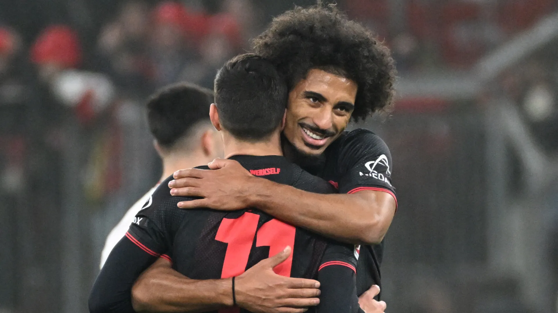 
                    Bayer Leverkusen bate Colónia e recupera quarto lugar na Alemanha
                