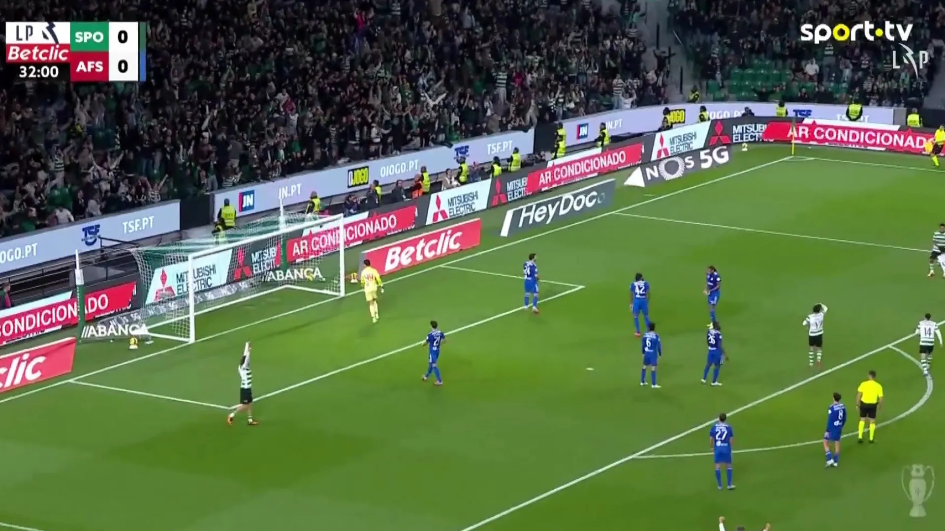 
                    Luis Suárez abriu 'ketchup' de golos do Sporting com a ajuda deste desvio
                