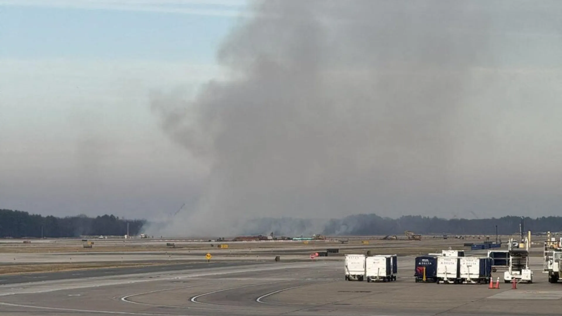 
                    Incidente com Boeing 777 causa incêndio no aeroporto de Washington Dulles
                