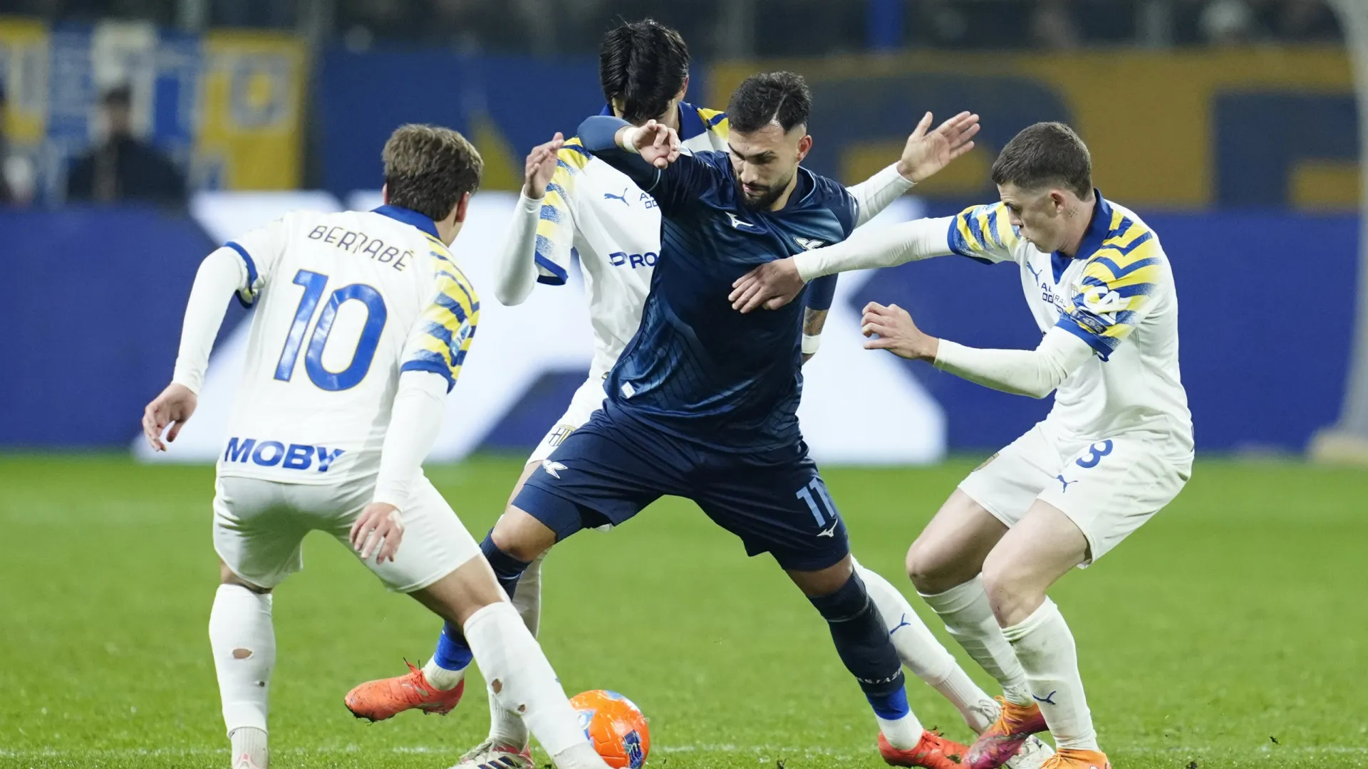 
                    Lazio resiste a duas expulsões e consegue vencer em Parma
                