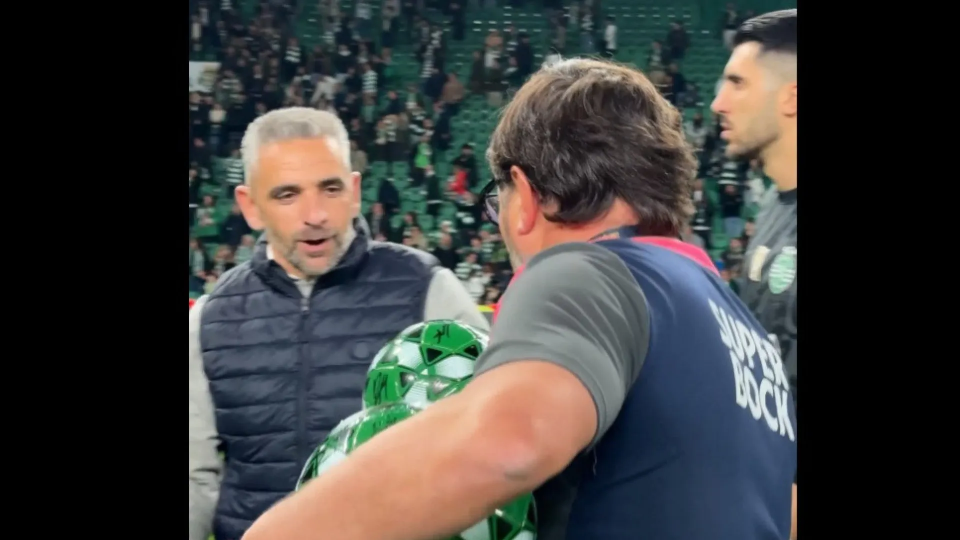 
                    Sporting regressou às goleadas e adeptos receberam estas prendas de Natal
                