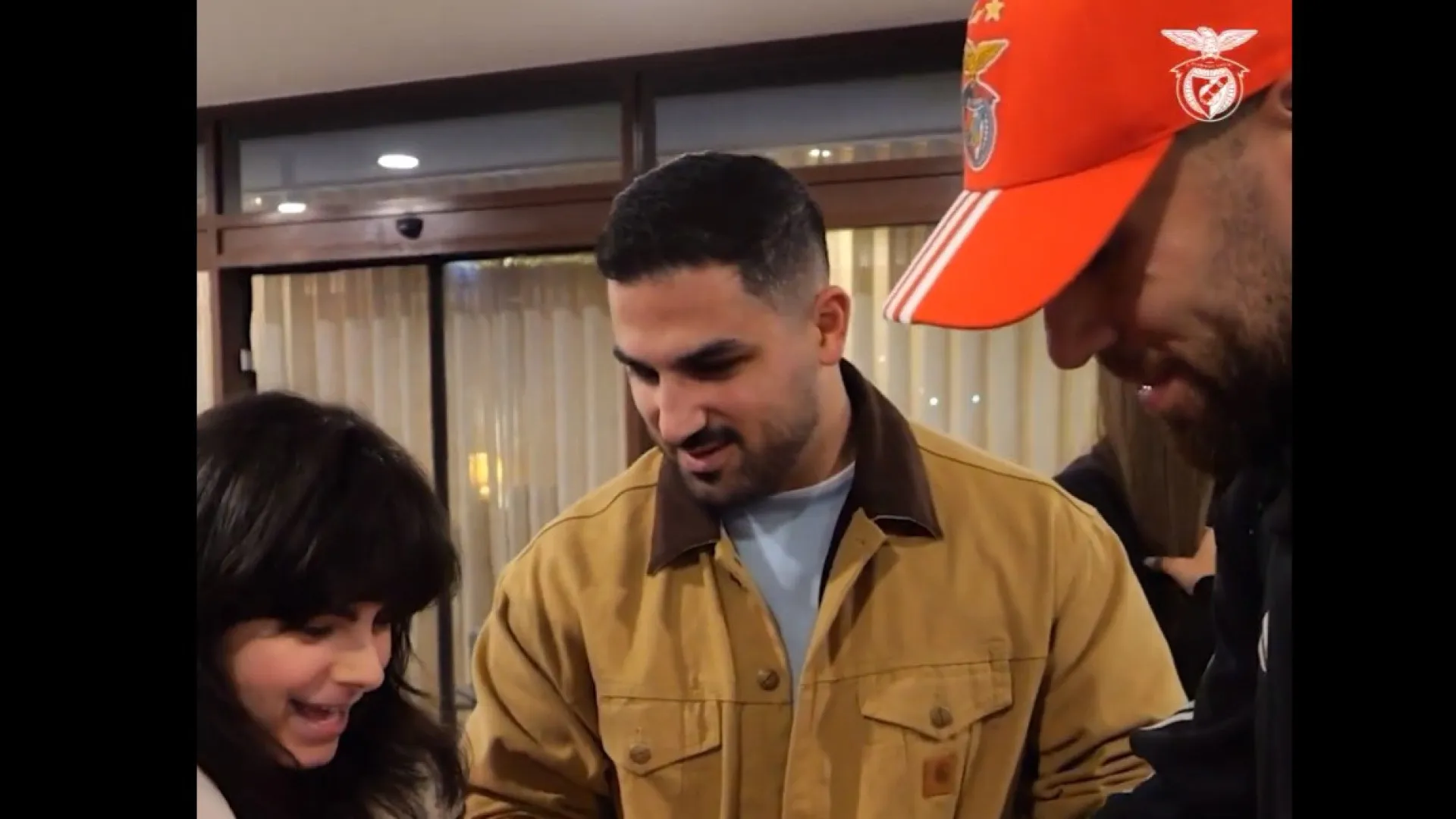 
                    Benfica viajou para o Norte de Portugal e gesto de Otamendi deu que falar
                