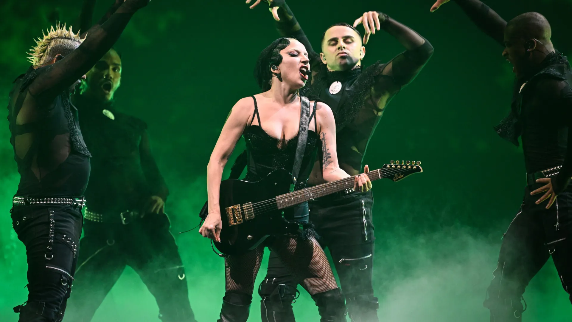 
                    Lady Gaga interrompe espetáculo após queda de dançarino. 