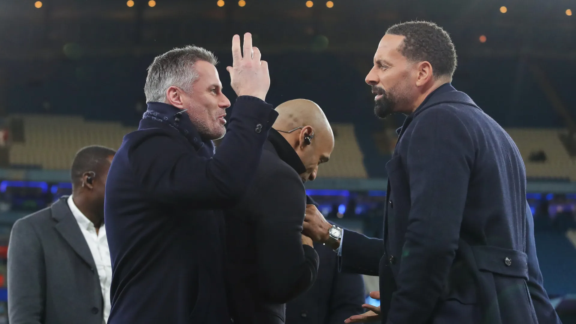 Carragher e Ferdinand em ‘guerra aberta’: “FIFA comprou o teu silêncio?”
