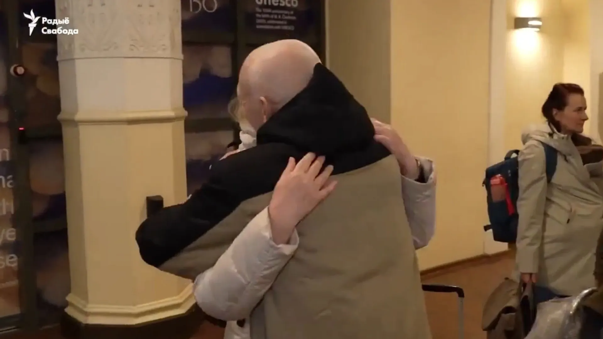 Nobel da Paz bielorrusso reúne-se com a mulher após anos preso. O momento