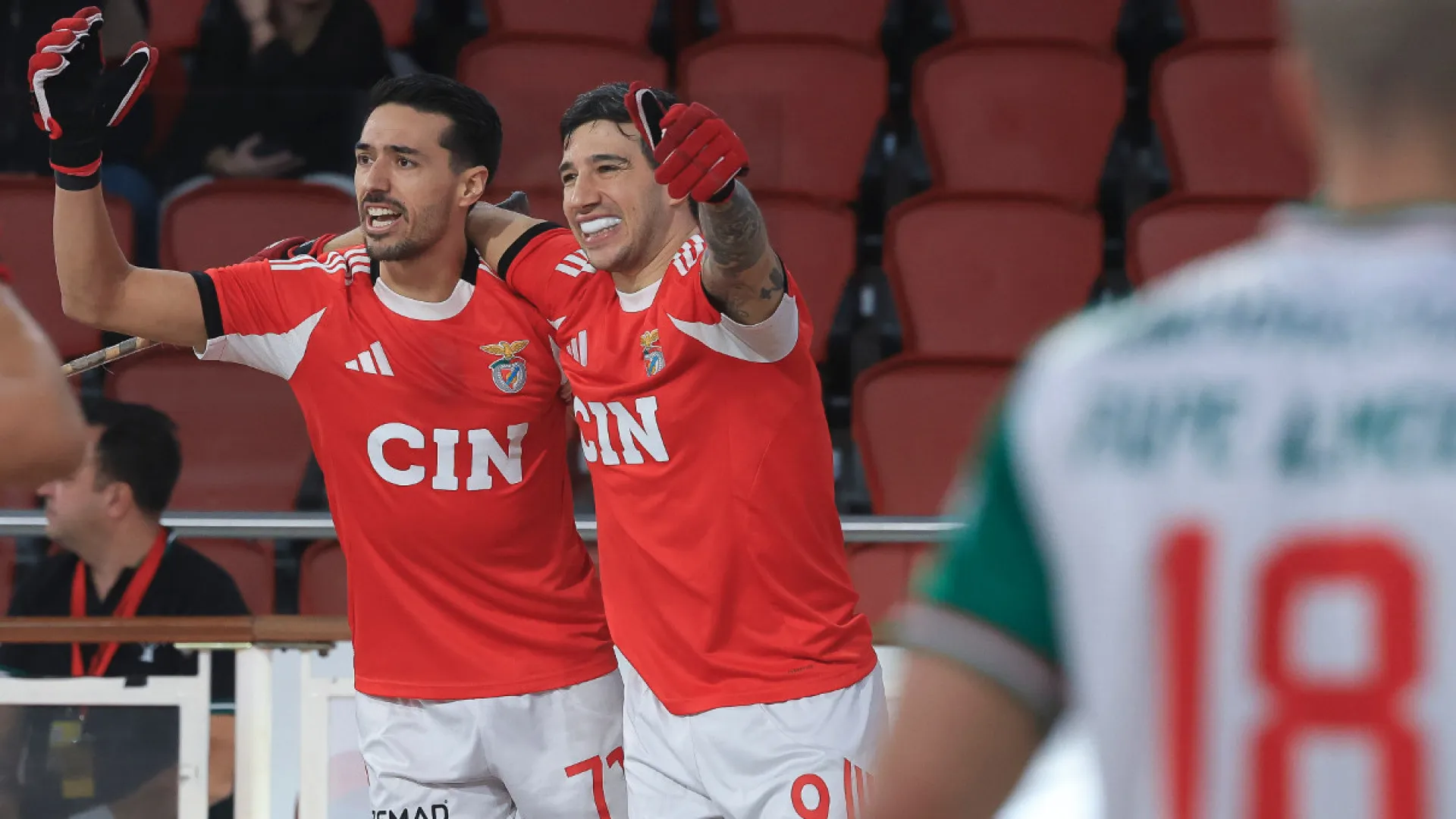 
                    Benfica só sabe ganhar. Sporting e FC Porto correm atrás do líder
                