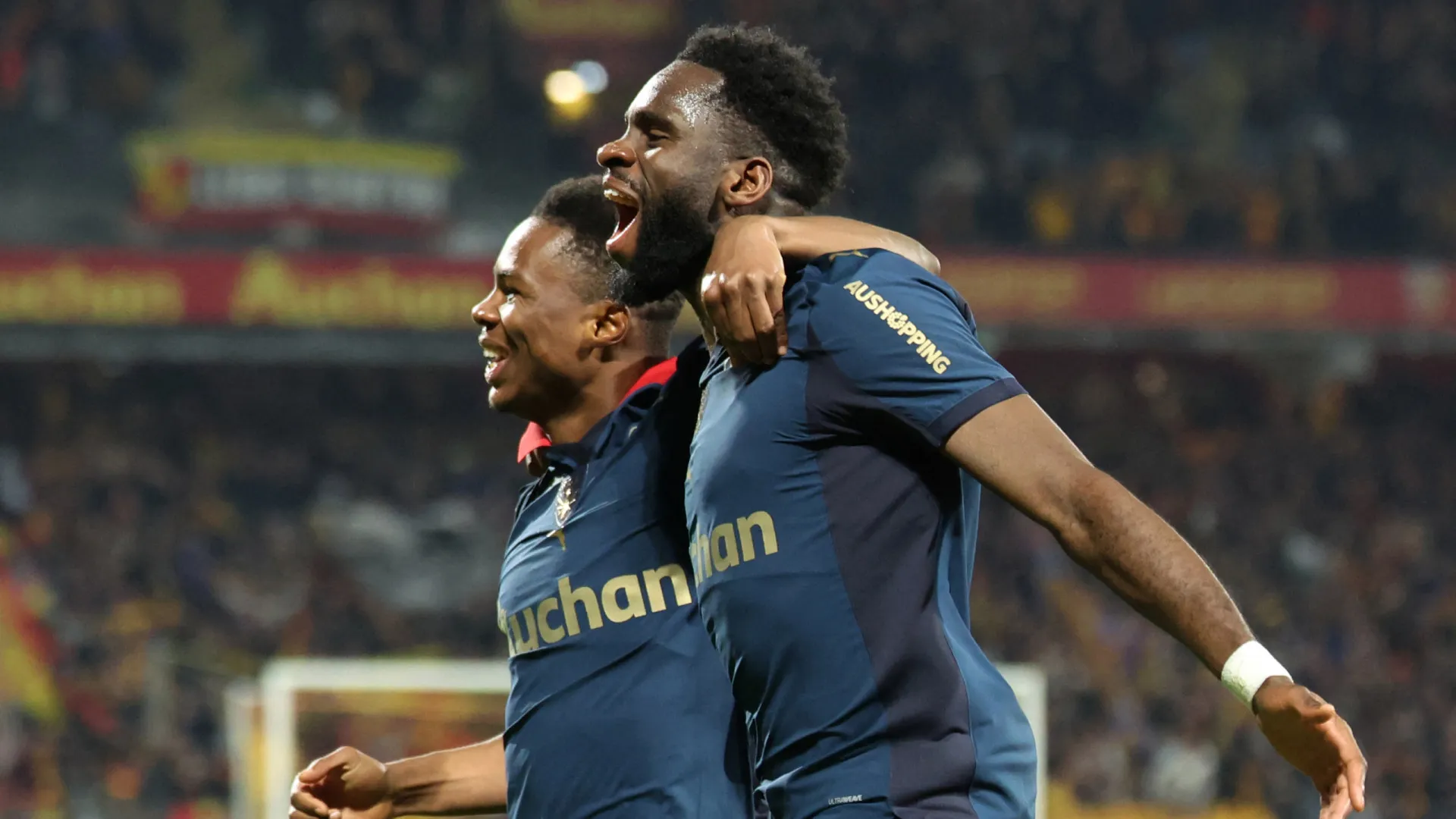 
                    Lens vence Nice e mantém liderança isolada em França
                