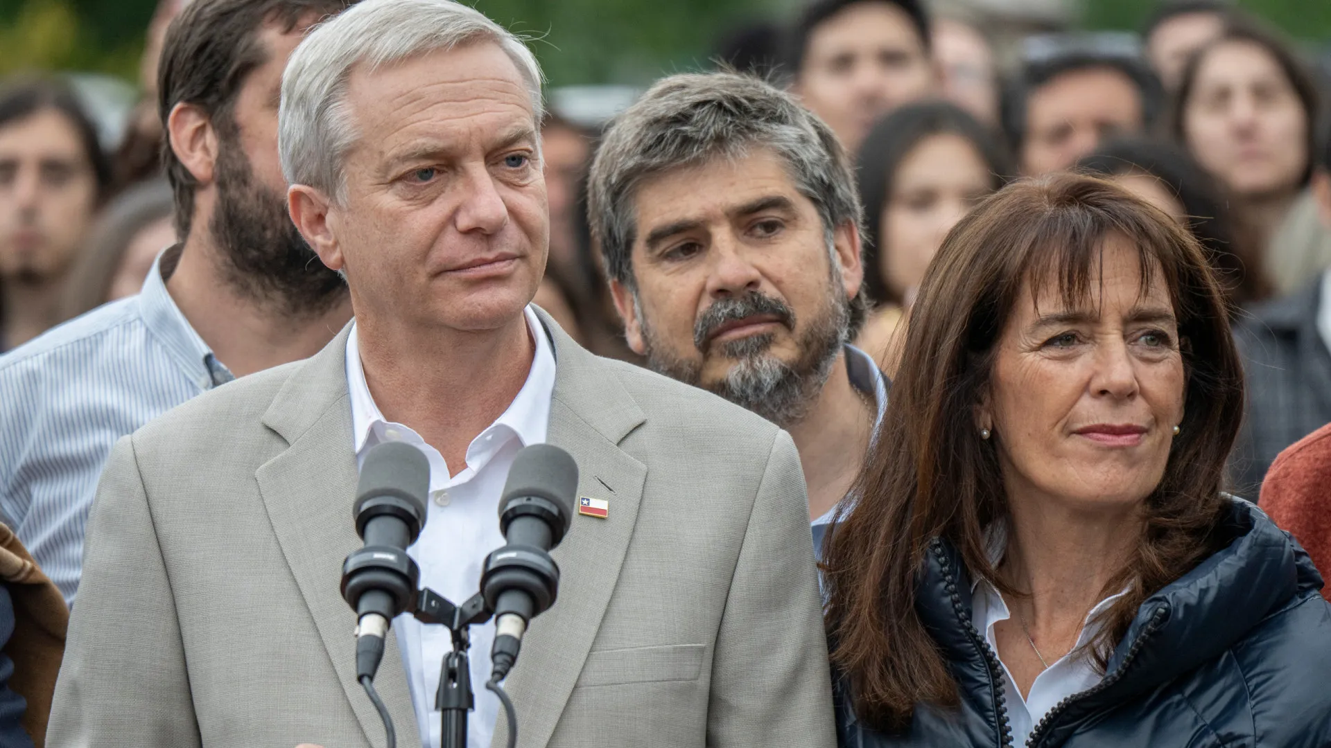 
                    Candidato da extrema-direita vence no Chile. Esquerda reconhece derrota
                