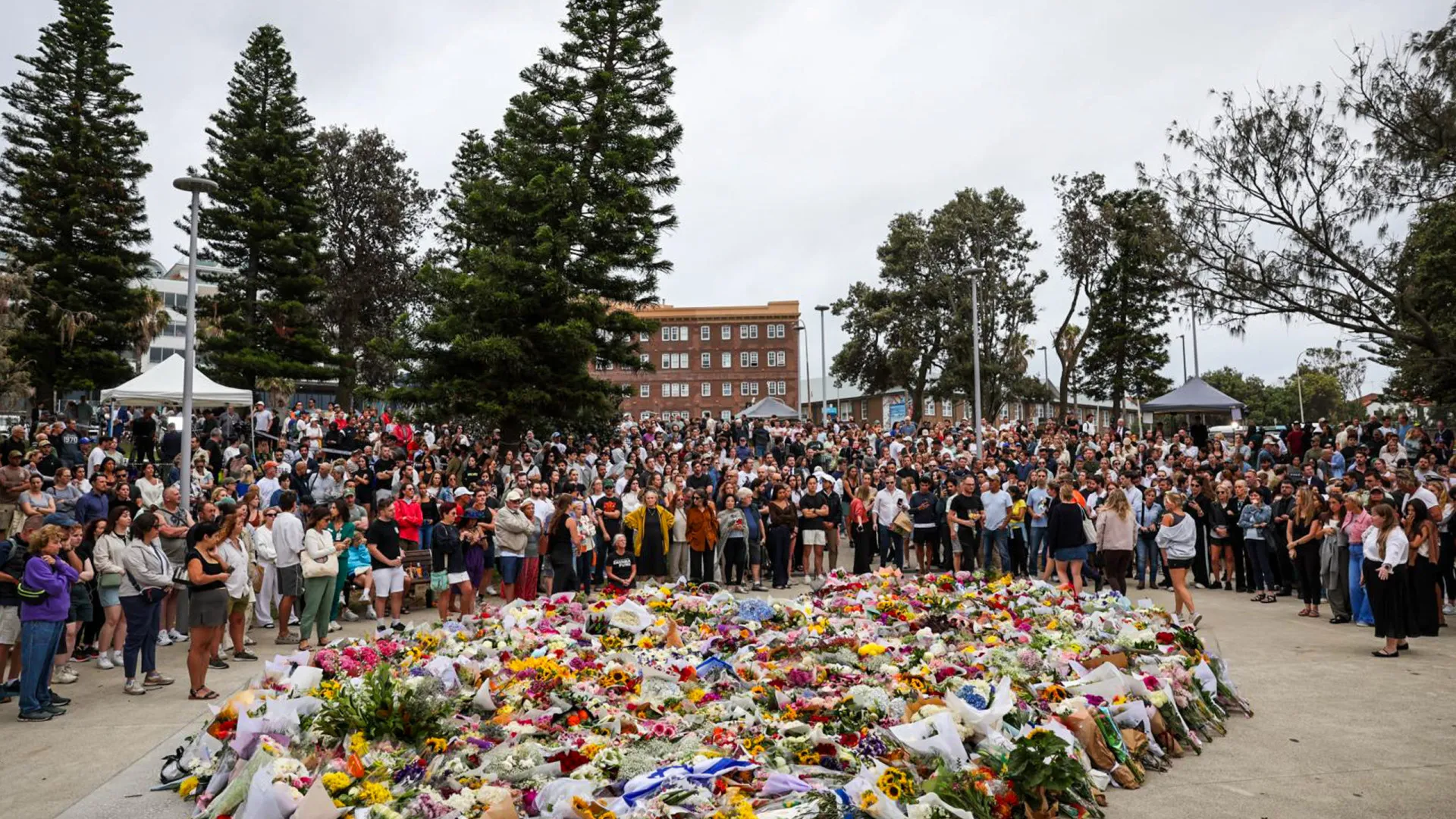 
                    Pai e filho mataram 15 pessoas em praia de Sydney. O que se sabe?
                