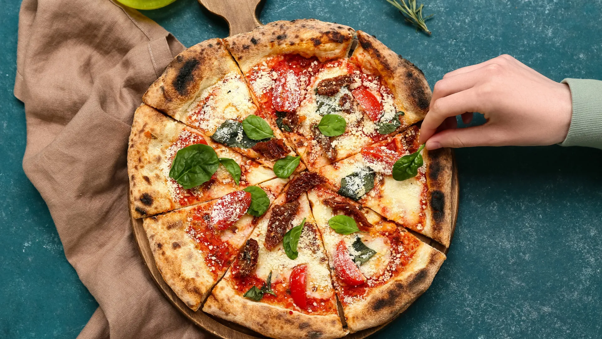 
                    Fazer pizza é difícil? Com uma destas receitas, vai parecer bem simples
                