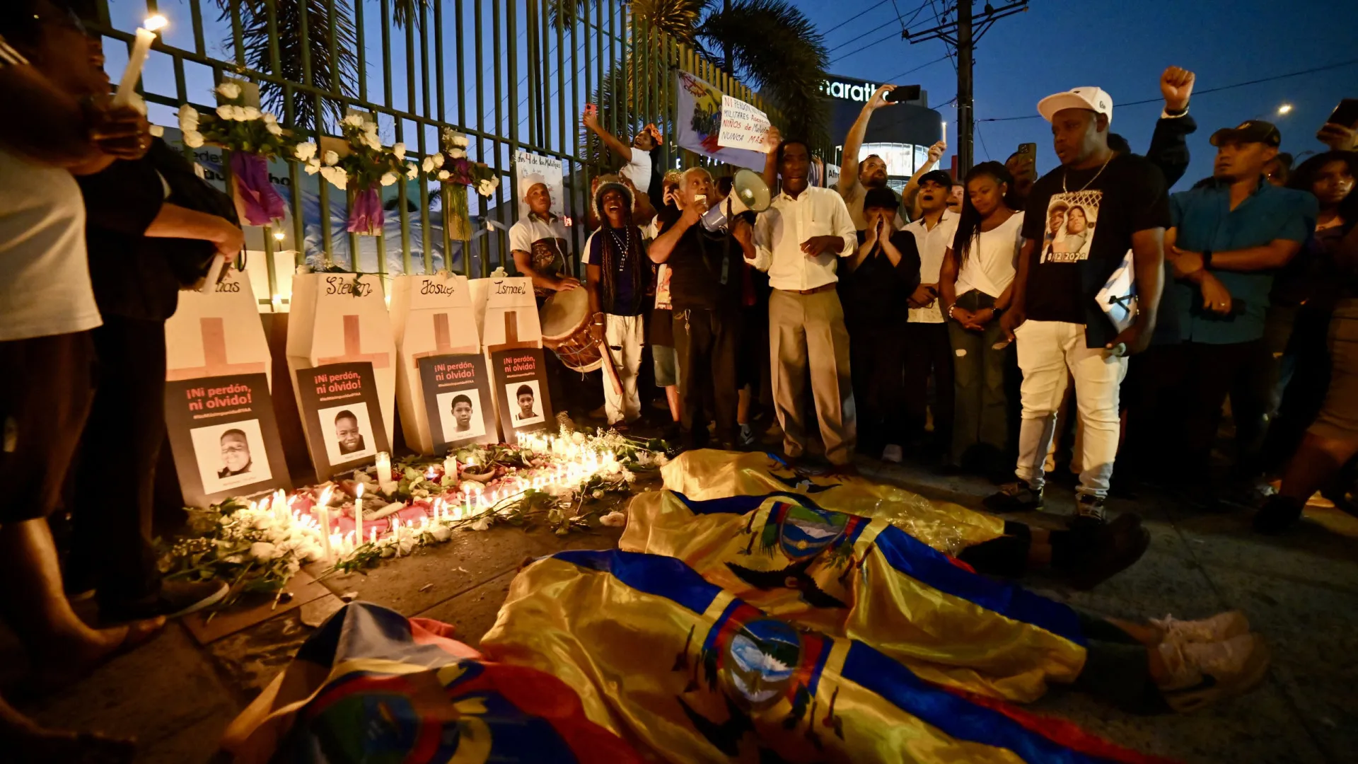 
                    Quatro irmãos entre 16 e 26 anos mortos por engano de sicários no Equador
                