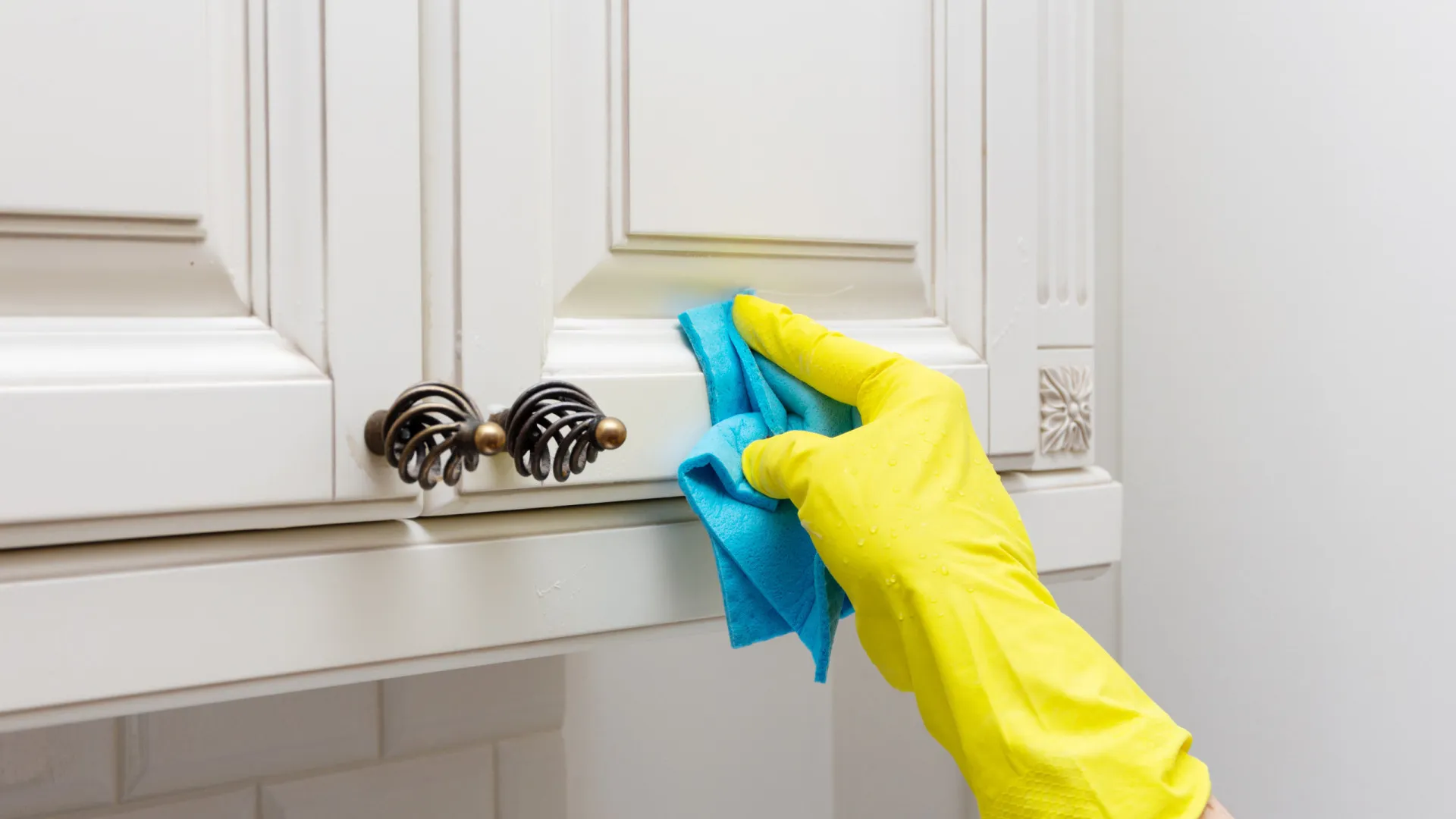 
                    Armários da cozinham estão a 'colar' com a gordura? Saiba como limpá-los
                