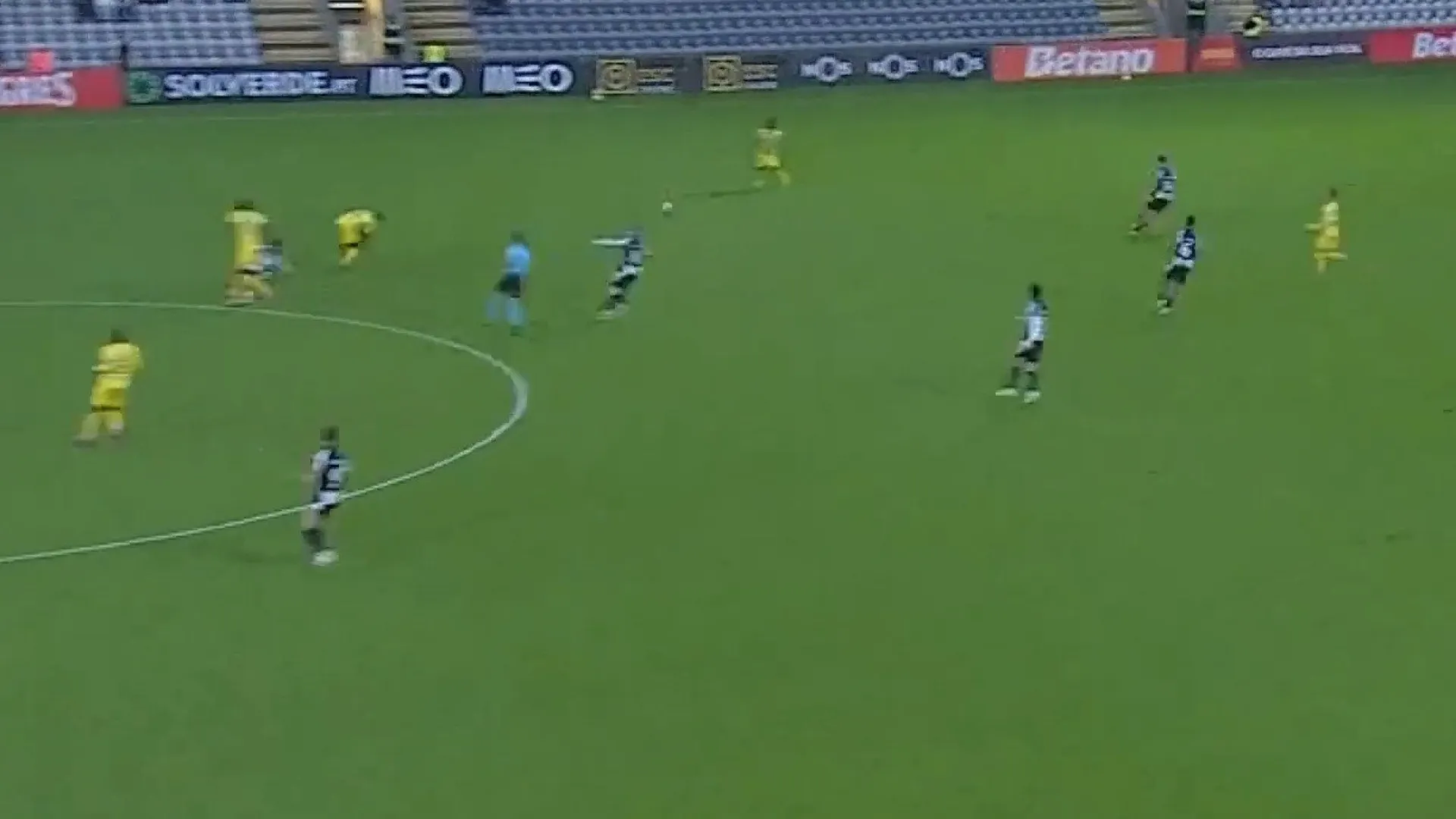 
                    Deivison perdeu a cabeça e foi expulso na Madeira por causa disto
                