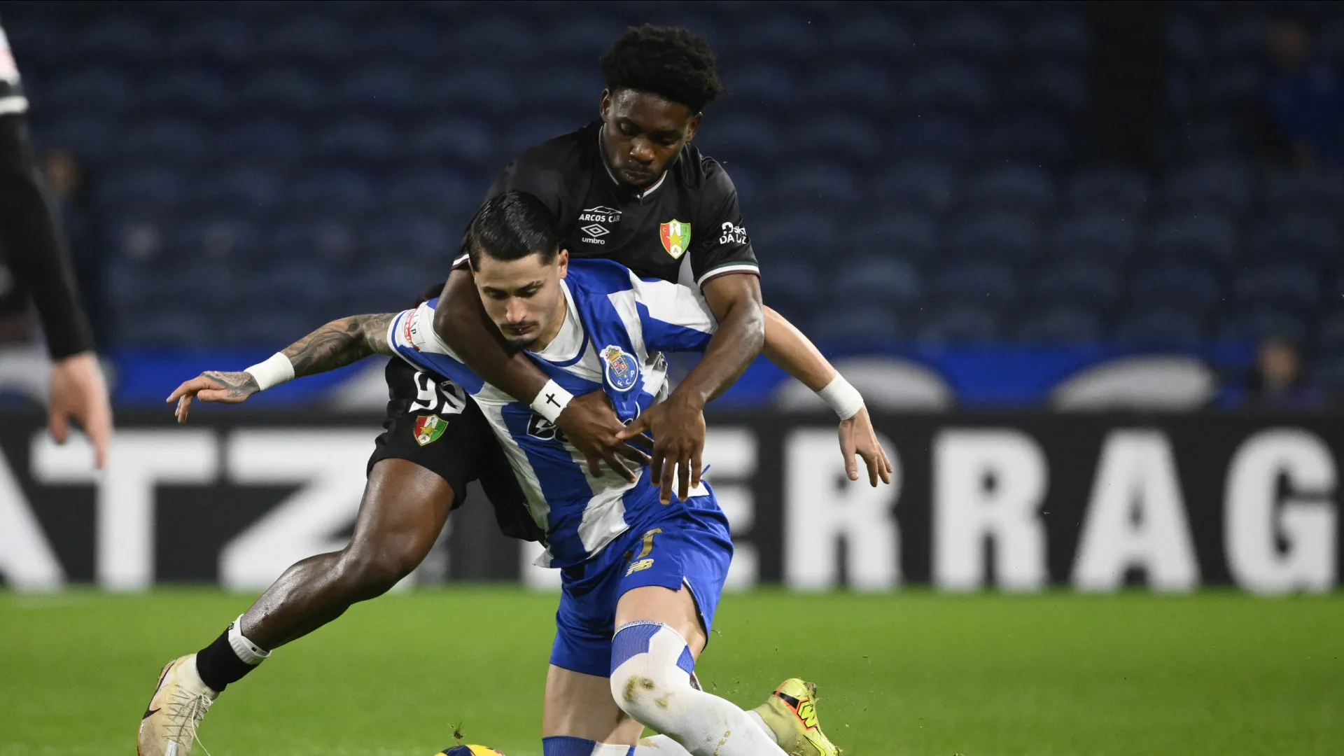 
                    FC Porto, Benfica e Sporting vencem. Topo da classificação fica igual
                