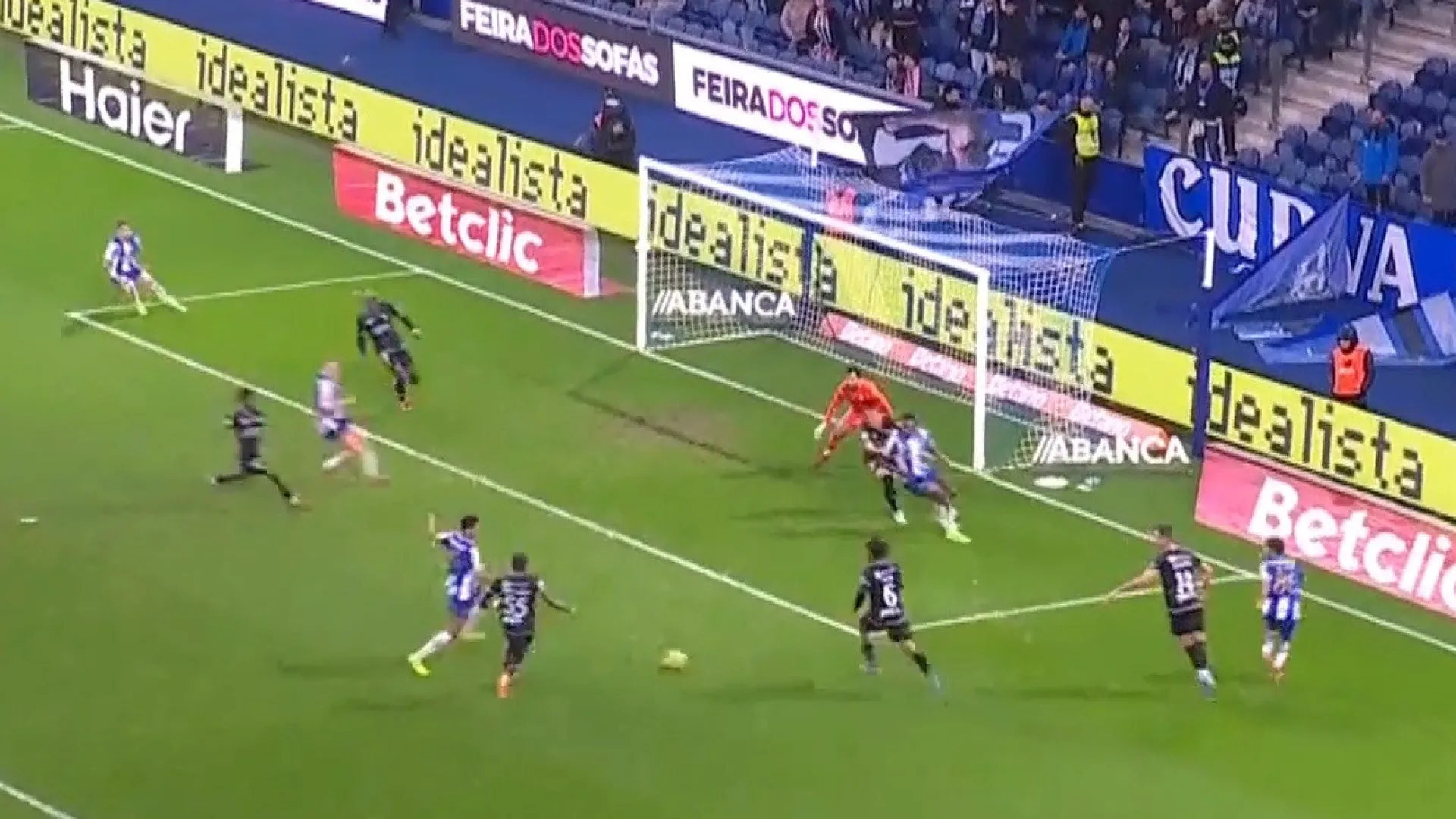 
                     Sidny Cabral enganou-se na baliza e fechou assim a vitória do FC Porto
                