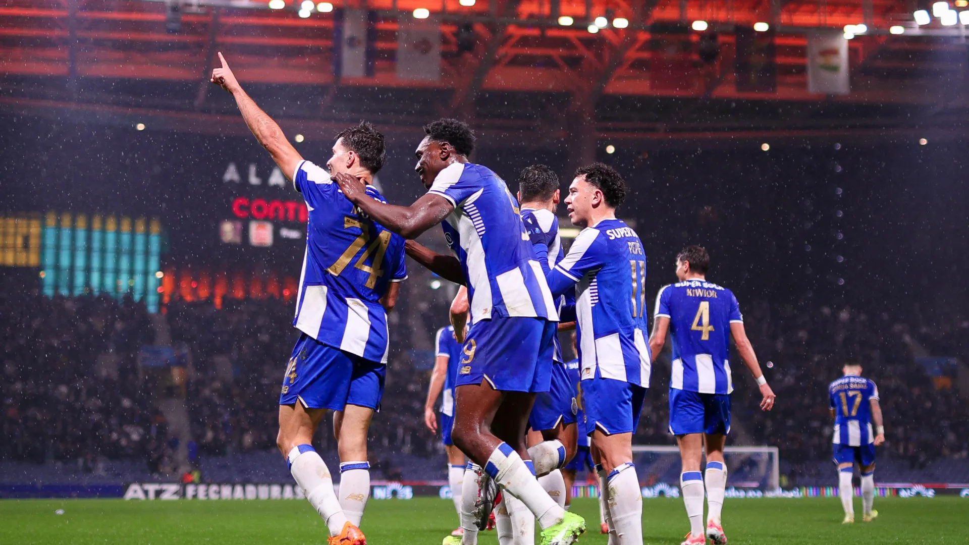 
                    Velho conhecido provoca susto no Dragão, mas FC Porto acorda para sorrir
                