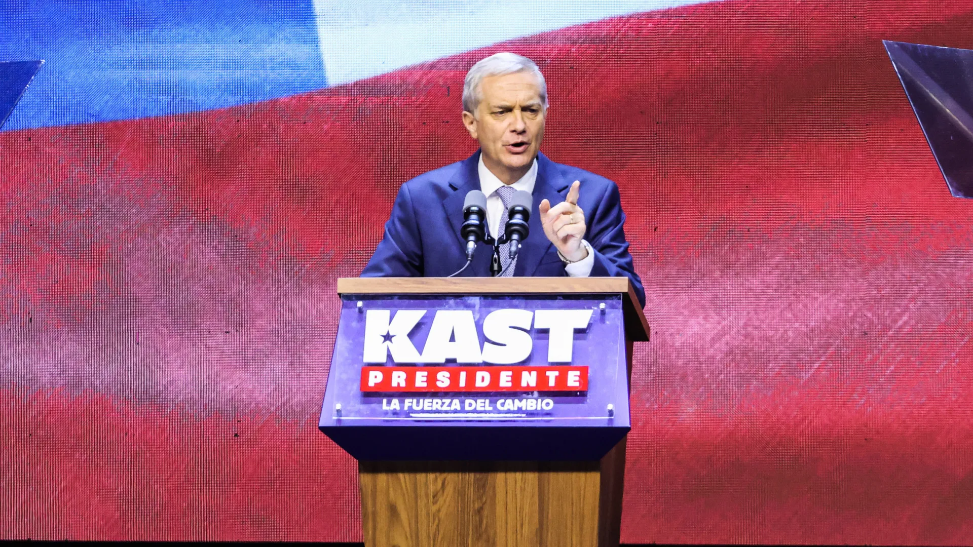 
                    Presidente eleito do Chile visita Argentina e reúne-se com Milei
                