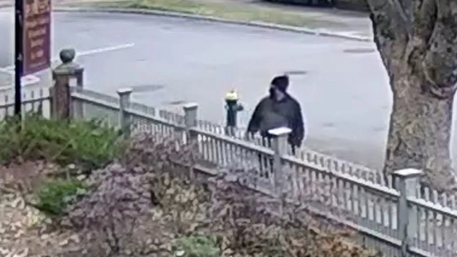 
                    Polícia divulga novas imagens de atirador na Universidade de Brown
                