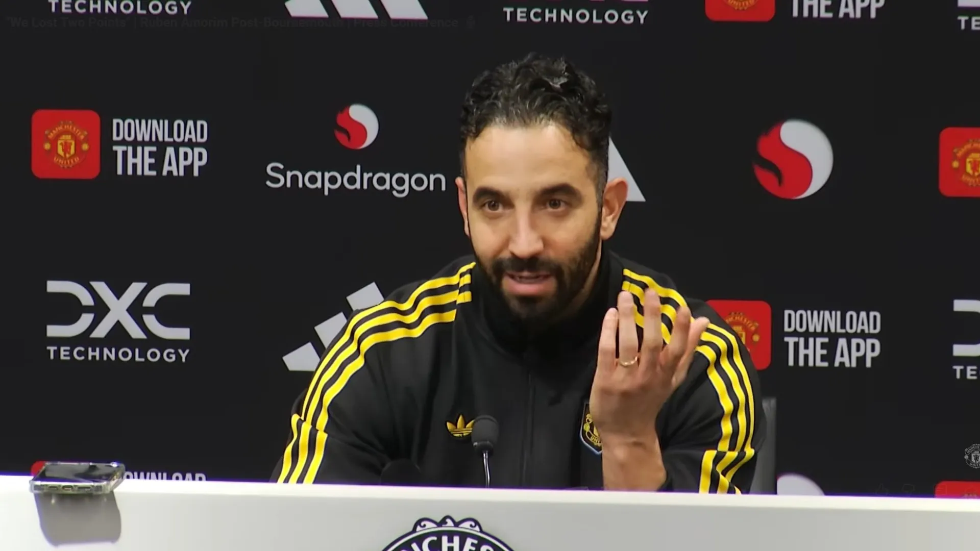 
                    Ruben Amorim admite fuga de informação no United: 