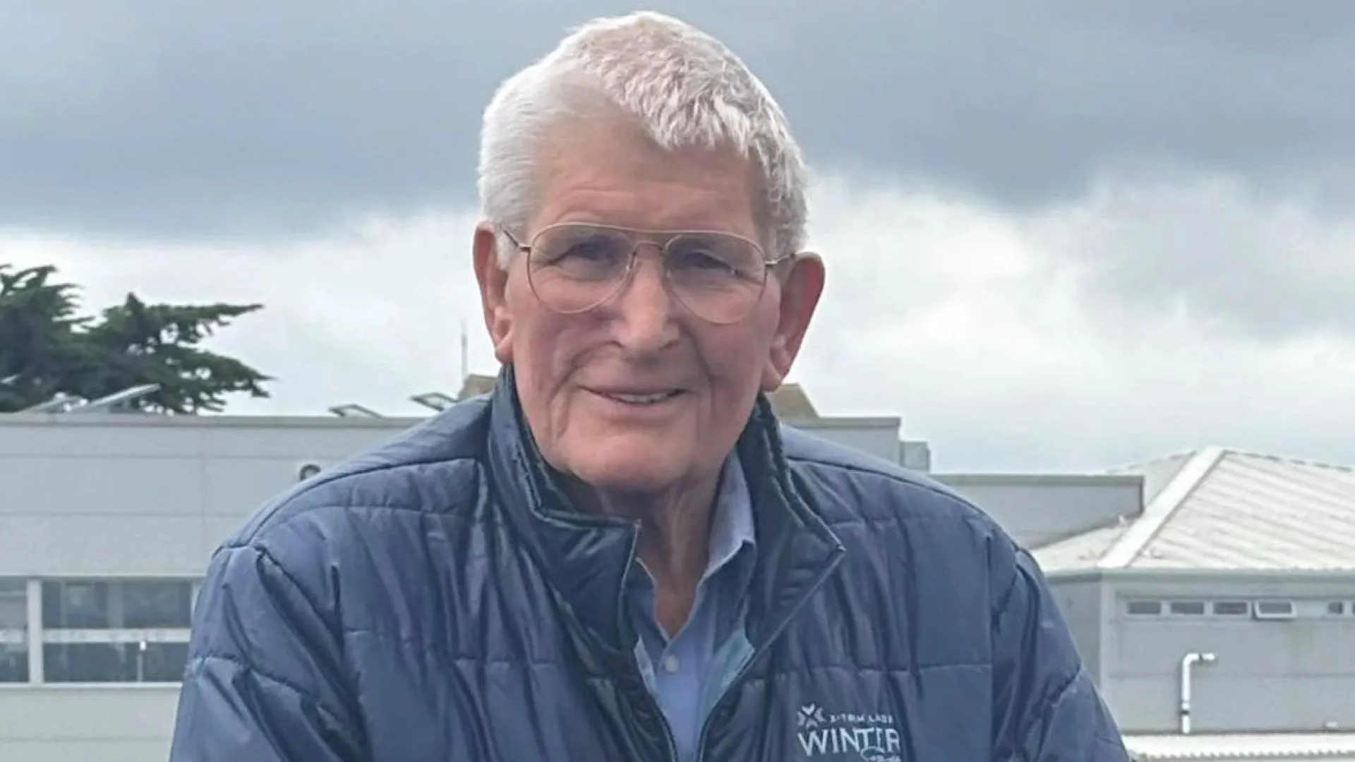 
                    Idoso é multado por cuspir folha que lhe entrou acidentalmente na boca
                