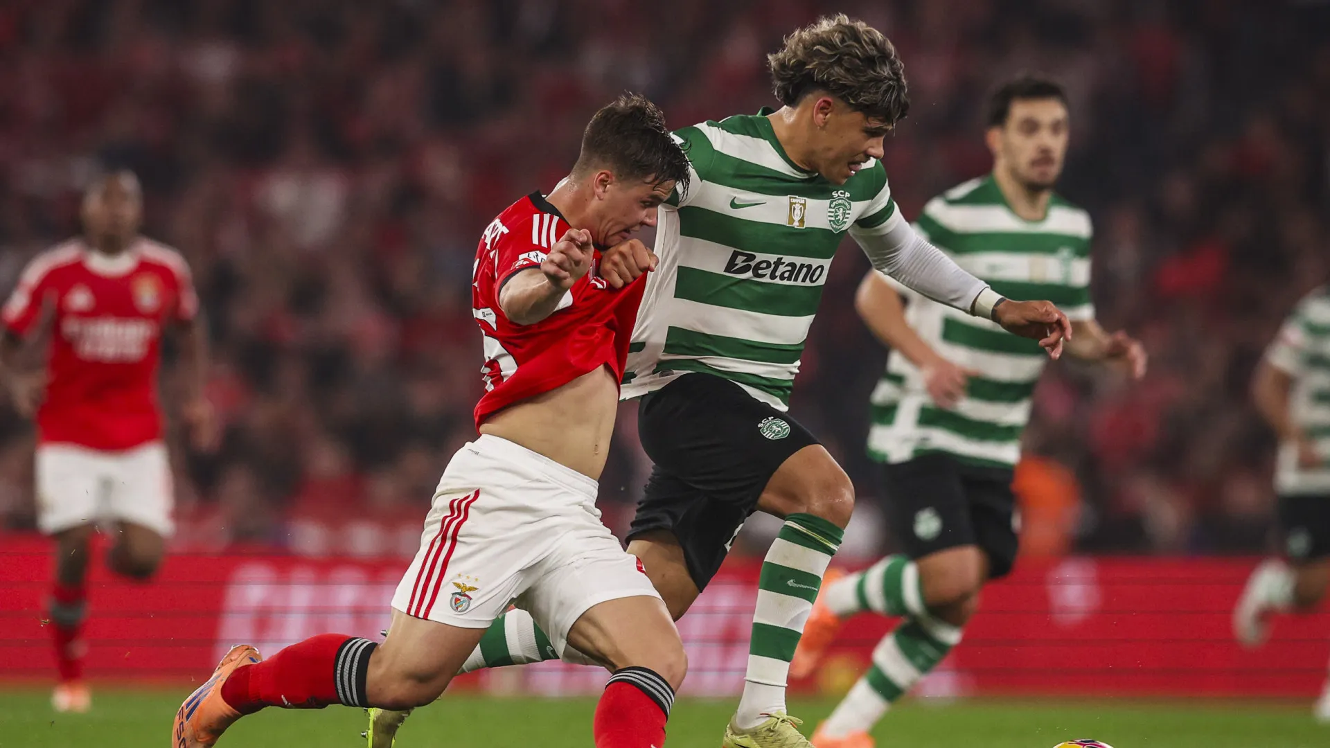 
                    Amorim pode 'pescar' em Portugal. Maxi Araújo e Dahl na lista do United
                