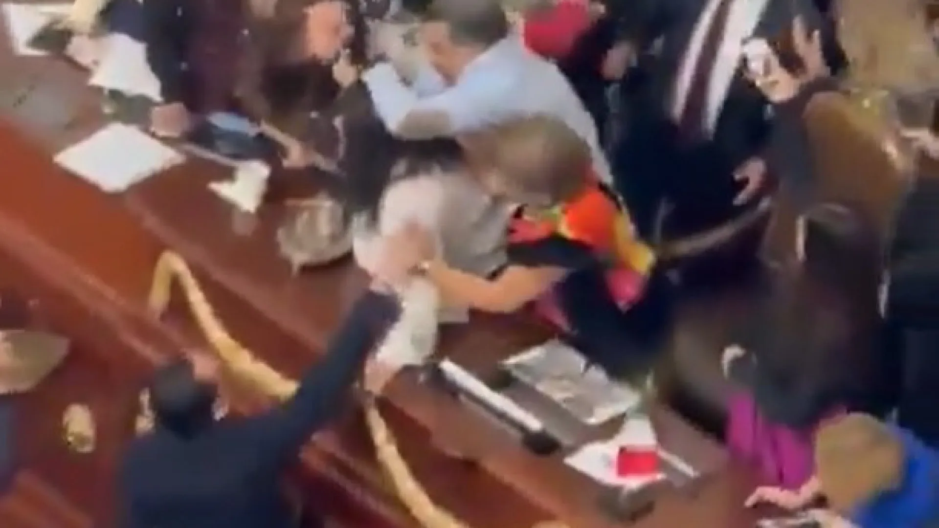 
                    Cotoveladas e puxões de cabelos. Veja as agressões no parlamento mexicano
                