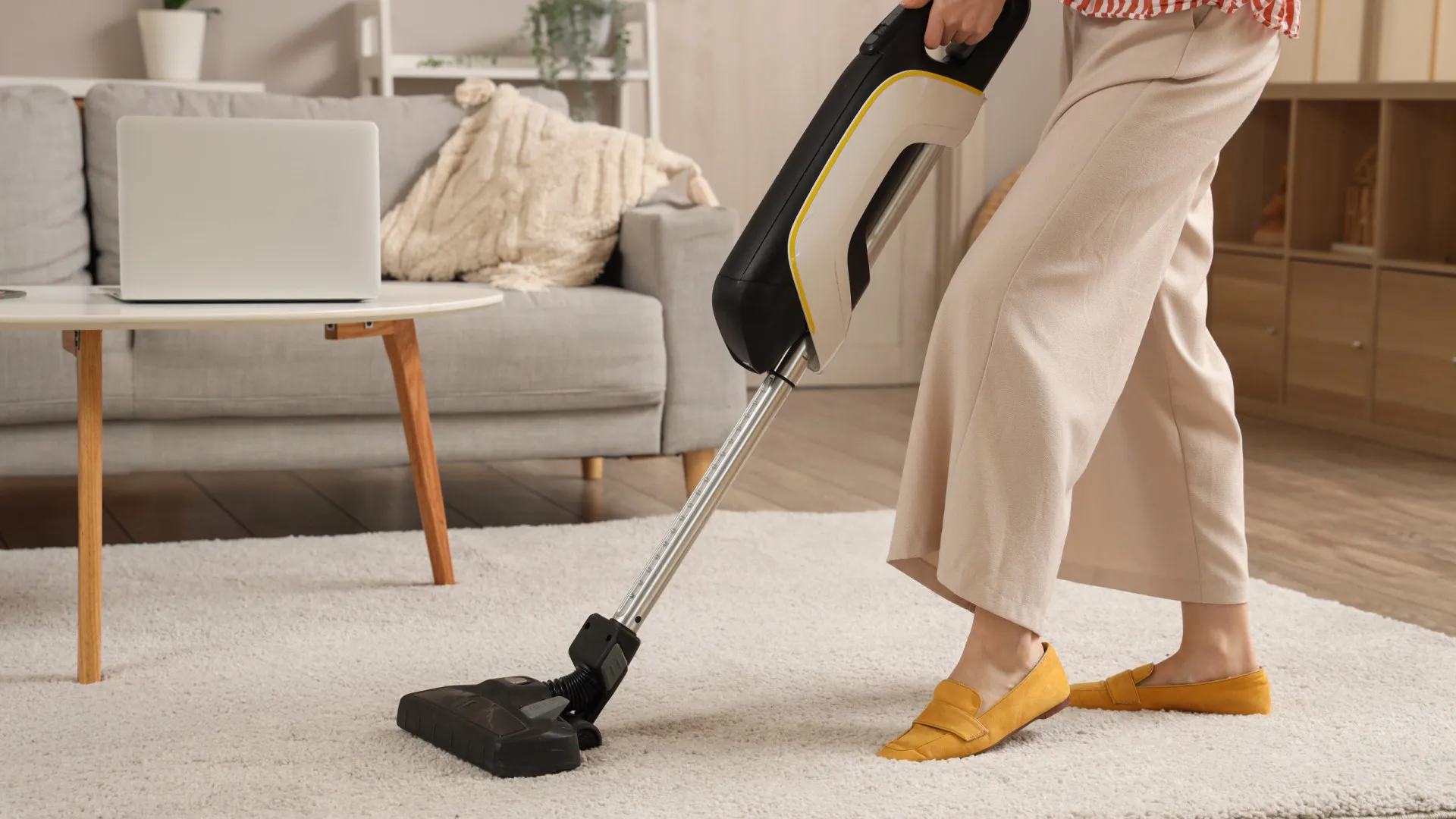 
                    Oito coisas que nunca deve aspirar em sua casa, segundo especialistas
                